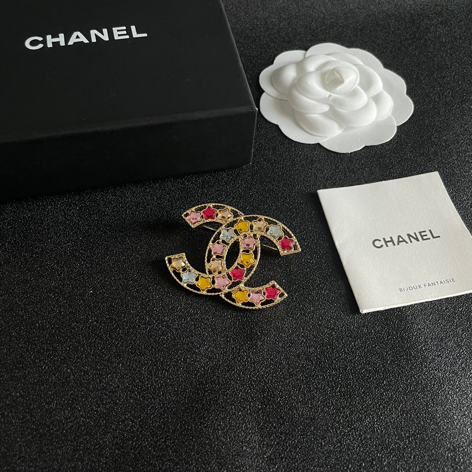 P55 CHANEL🇫🇷小香 专柜新款珍珠香奈儿胸针，是最懂女人的饰物。那些倾注了全部心血去做自己的女人，往往更珍惜胸针的意义。香奈儿女士把胸针别在帽子上，并告诉那些模仿她的时髦女士们：[胸针可是非常实用，它可以别在西装领上、口袋上、帽子上、腰带上或者是晚礼服上👗👗👗.