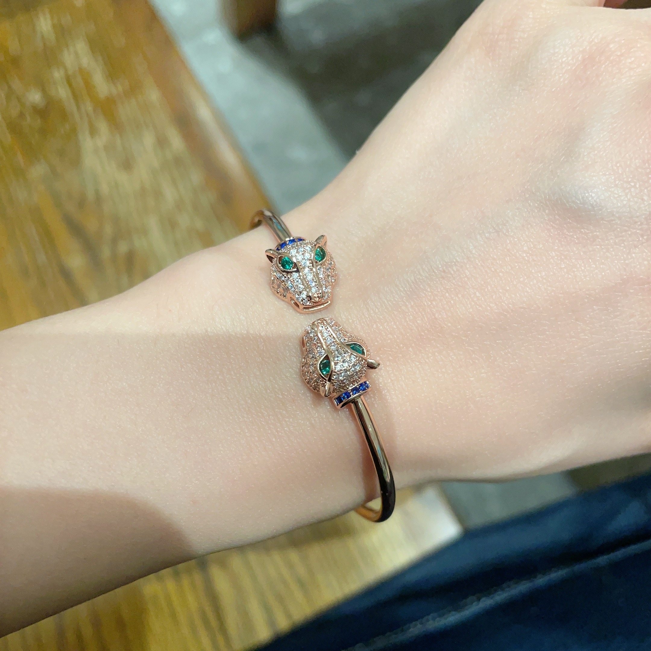 “Cartier’s Latest 18k Cheetah Fire Necklace: High-End Custom Design” - 图片 1
