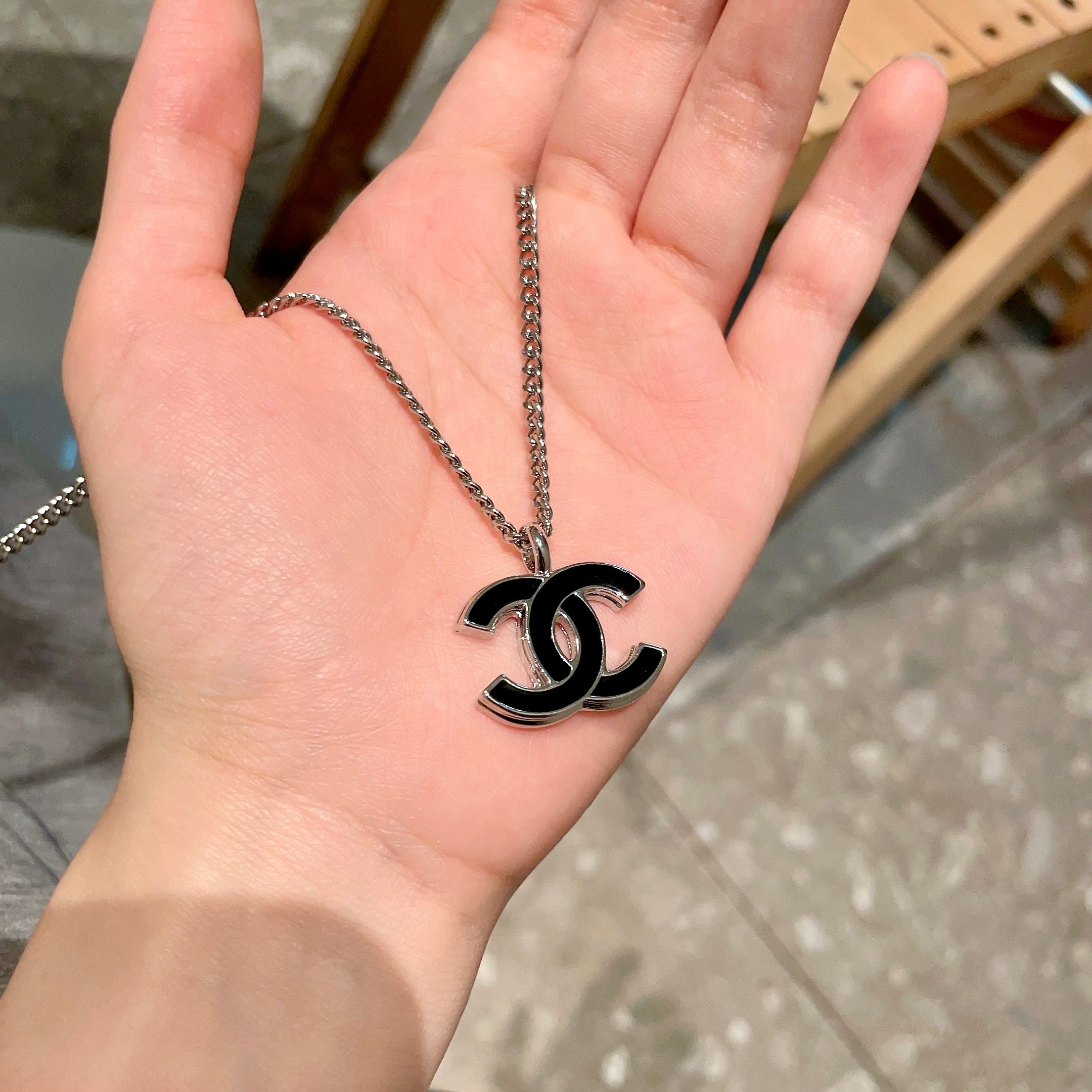 Chanel香奈儿 中古 字母项链👀小香家的款式真心无需多介绍😘🎶每一款都超好看，精致大方，非常显气质.