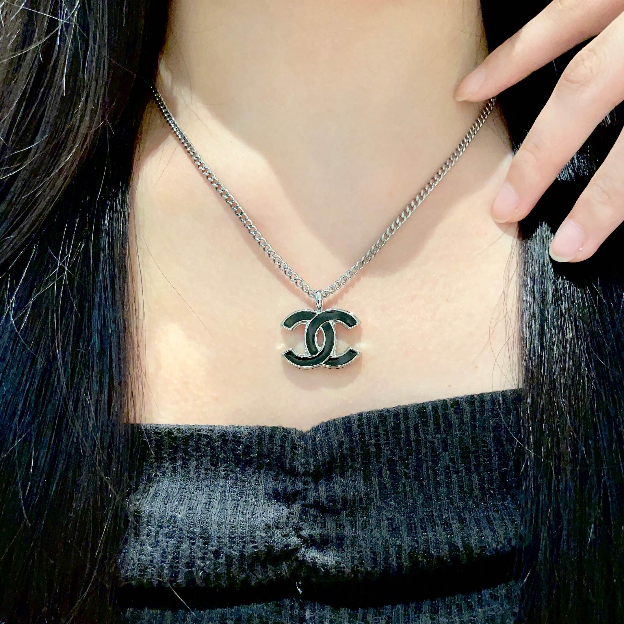 Chanel香奈儿 中古 字母项链👀小香家的款式真心无需多介绍😘🎶每一款都超好看，精致大方，非常显气质.