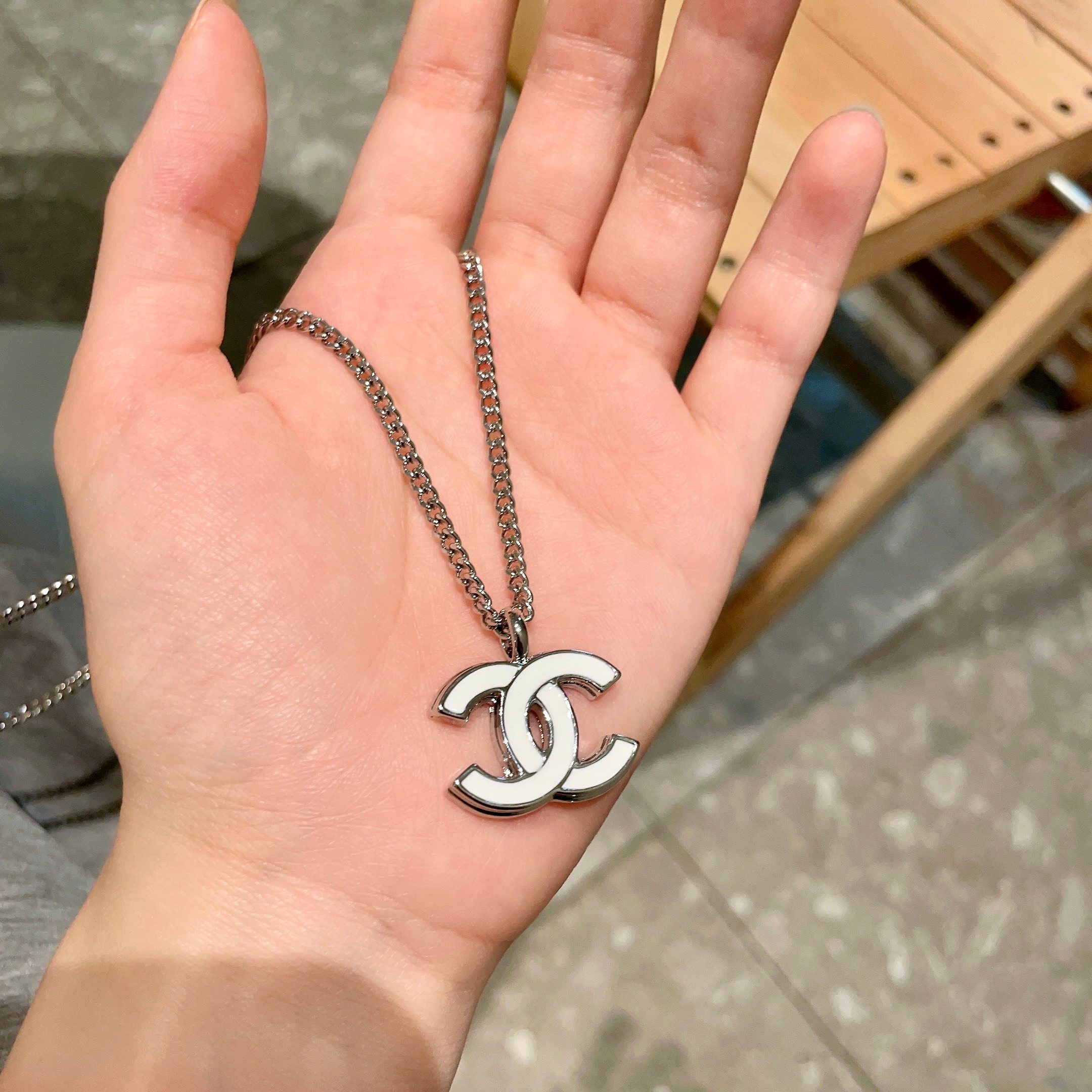 Chanel香奈儿 中古 字母项链👀小香家的款式真心无需多介绍😘🎶每一款都超好看，精致大方，非常显气质.