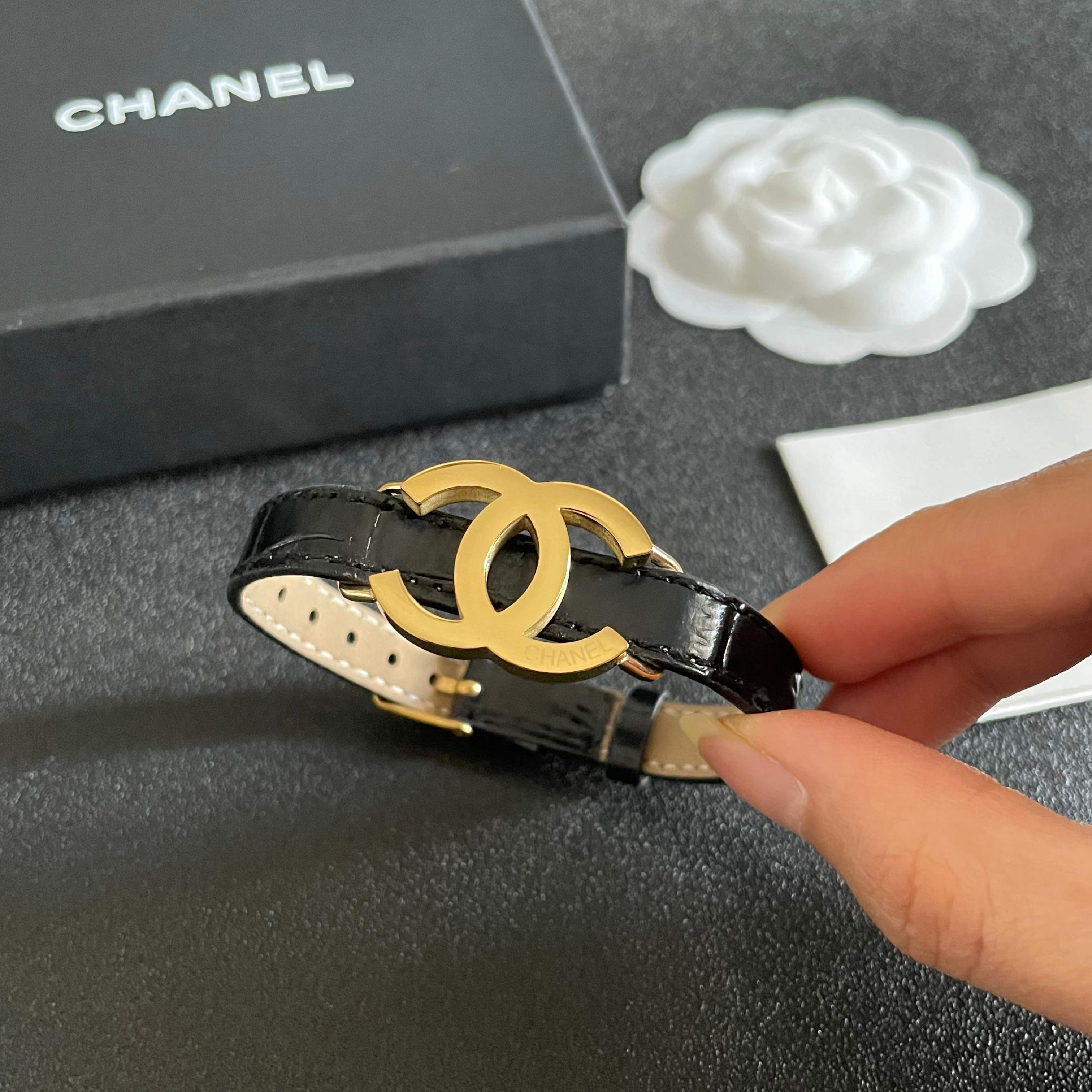 新品😍 小香风Chanel2025新款 原单货皮革手镯🔹🔹 🔹专柜一致材质 火爆款出货 设计独特 复古前