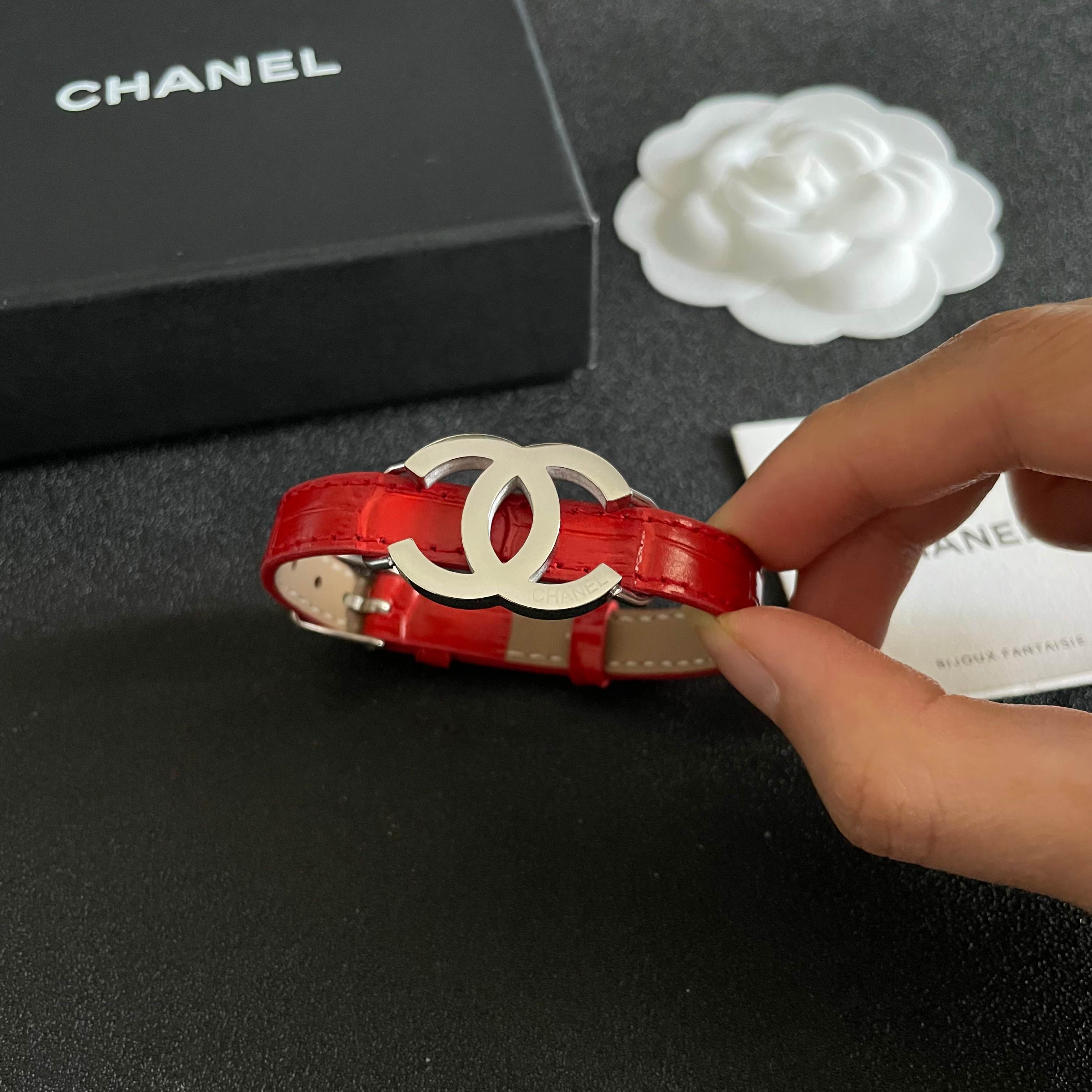 新品😍 小香风Chanel2025新款 原单货皮革手镯🔹🔹 🔹专柜一致材质 火爆款出货 设计独特 复古前