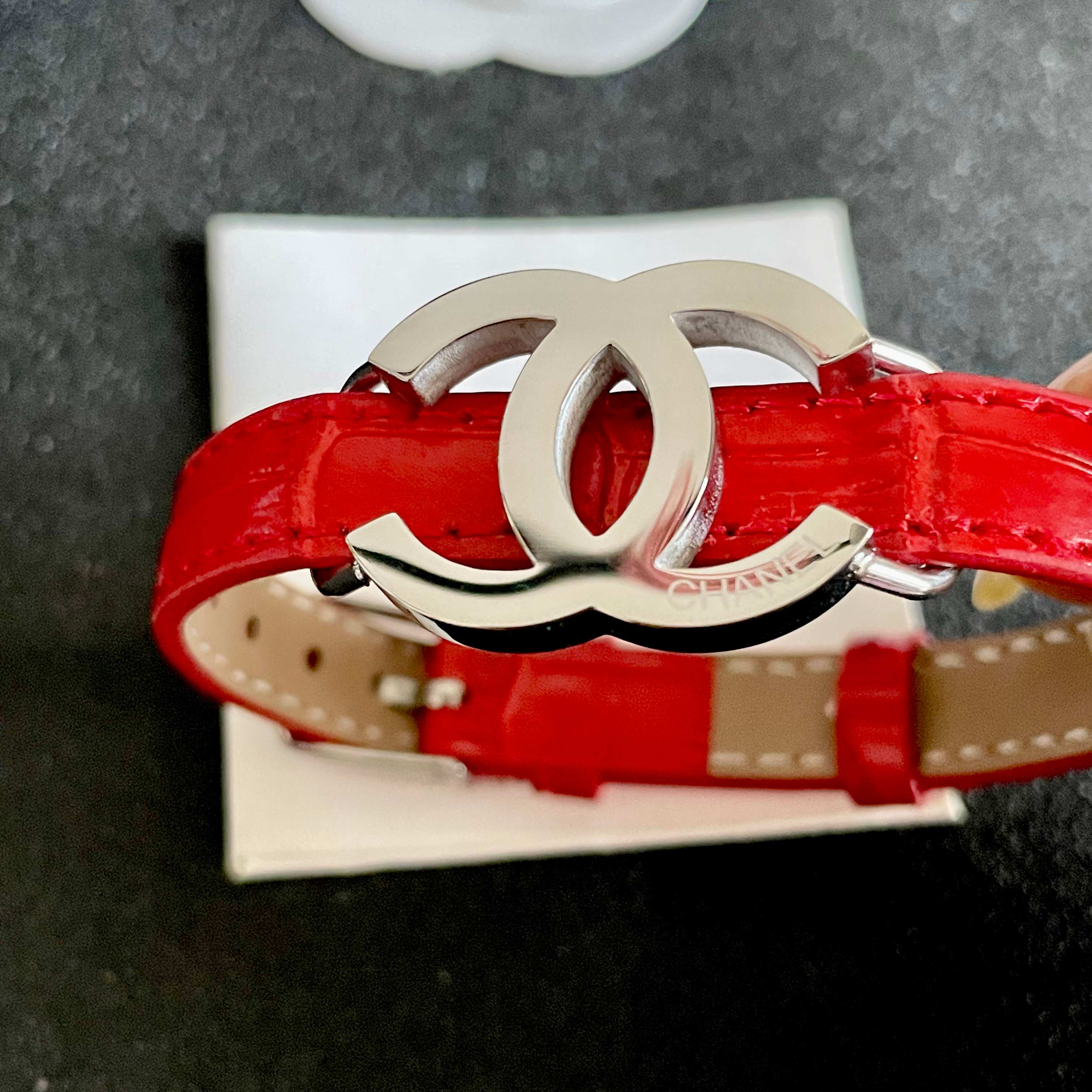 新品😍 小香风Chanel2025新款 原单货皮革手镯🔹🔹 🔹专柜一致材质 火爆款出货 设计独特 复古前