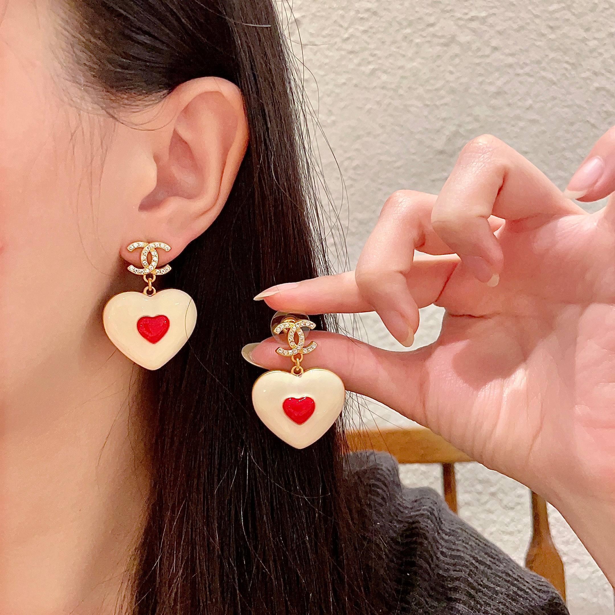 Chanel香奈儿 中古 双C耳钉👀原版复刻logo 小香家的款式真心无需多介绍😘🎶每一款都超好看，精致