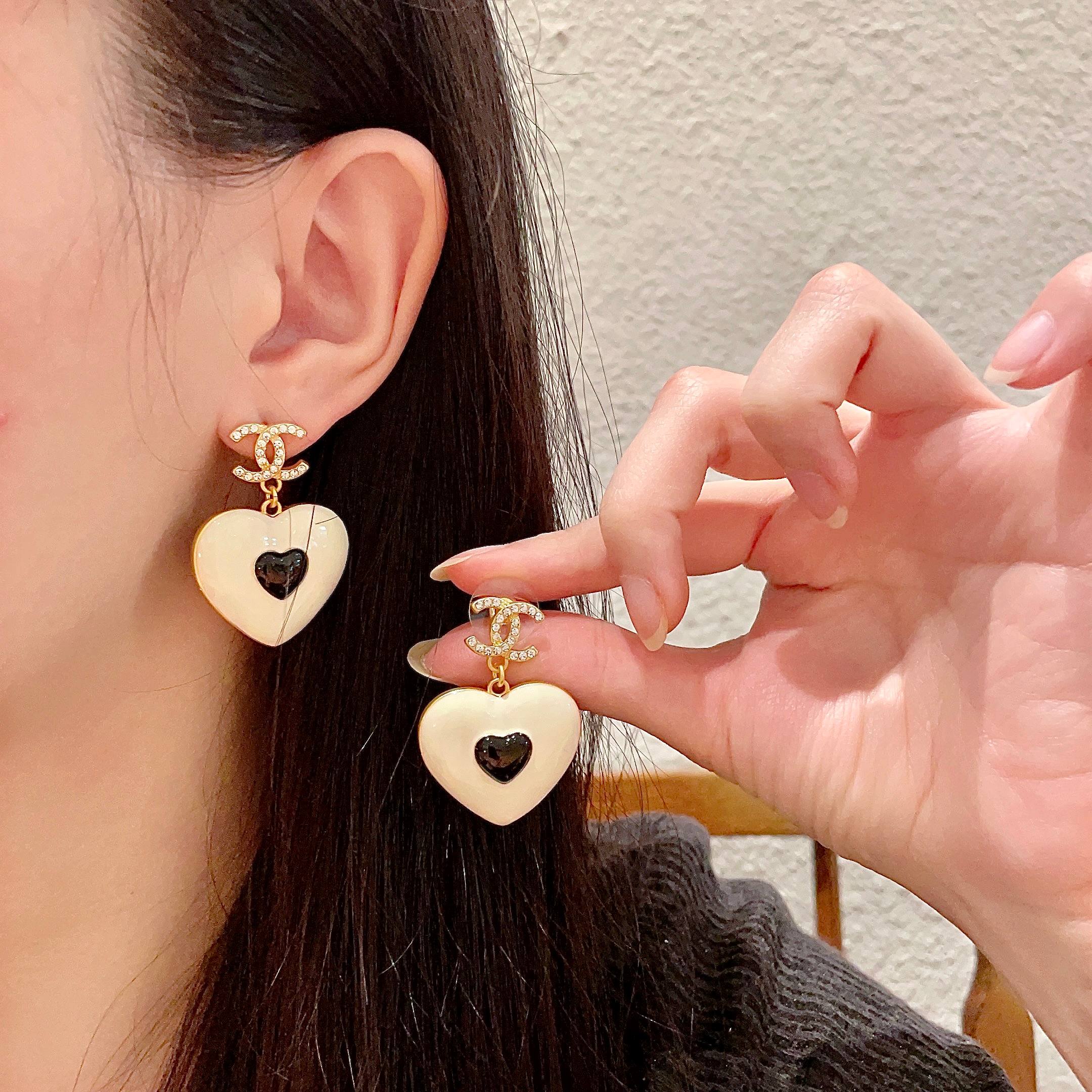 Chanel香奈儿 中古 双C耳钉👀原版复刻logo 小香家的款式真心无需多介绍😘🎶每一款都超好看，精致