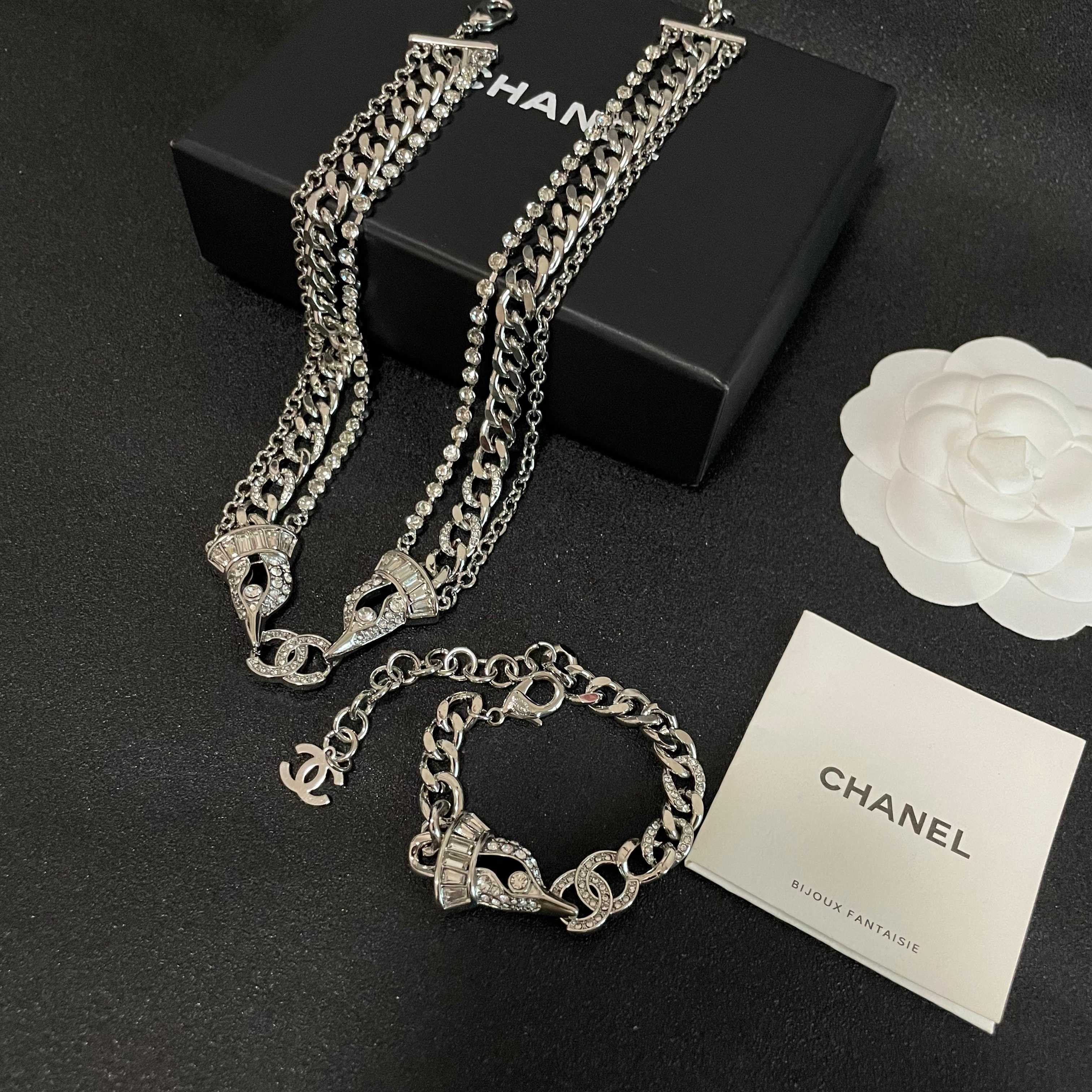  Chanel香奈儿 中古 字母项链👀小香家的款式真心无需多介绍😘🎶每一款都超好看，精致大方，非常显气质