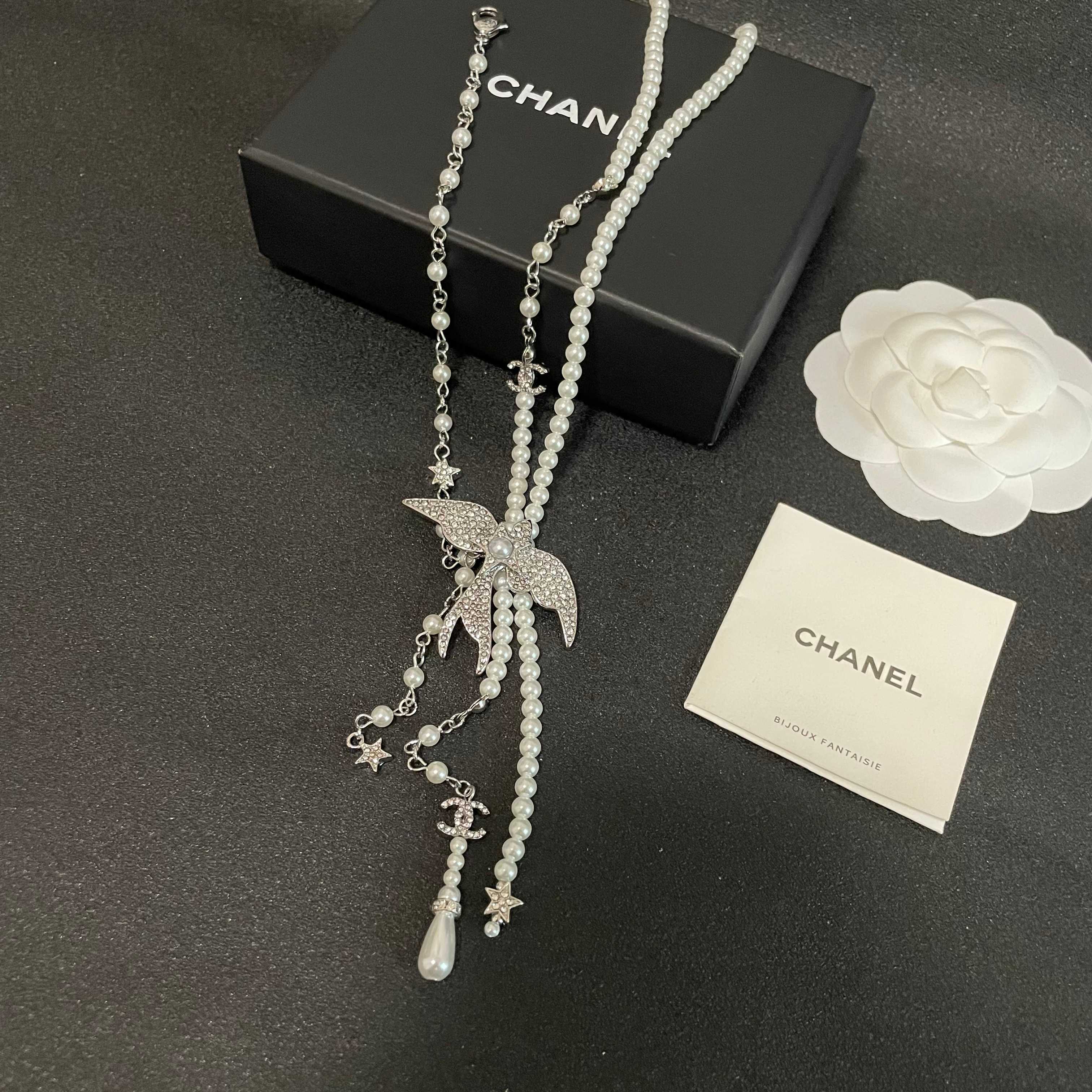  Chanel香奈儿 中古 字母项链👀小香家的款式真心无需多介绍😘🎶每一款都超好看，精致大方，非常显气质