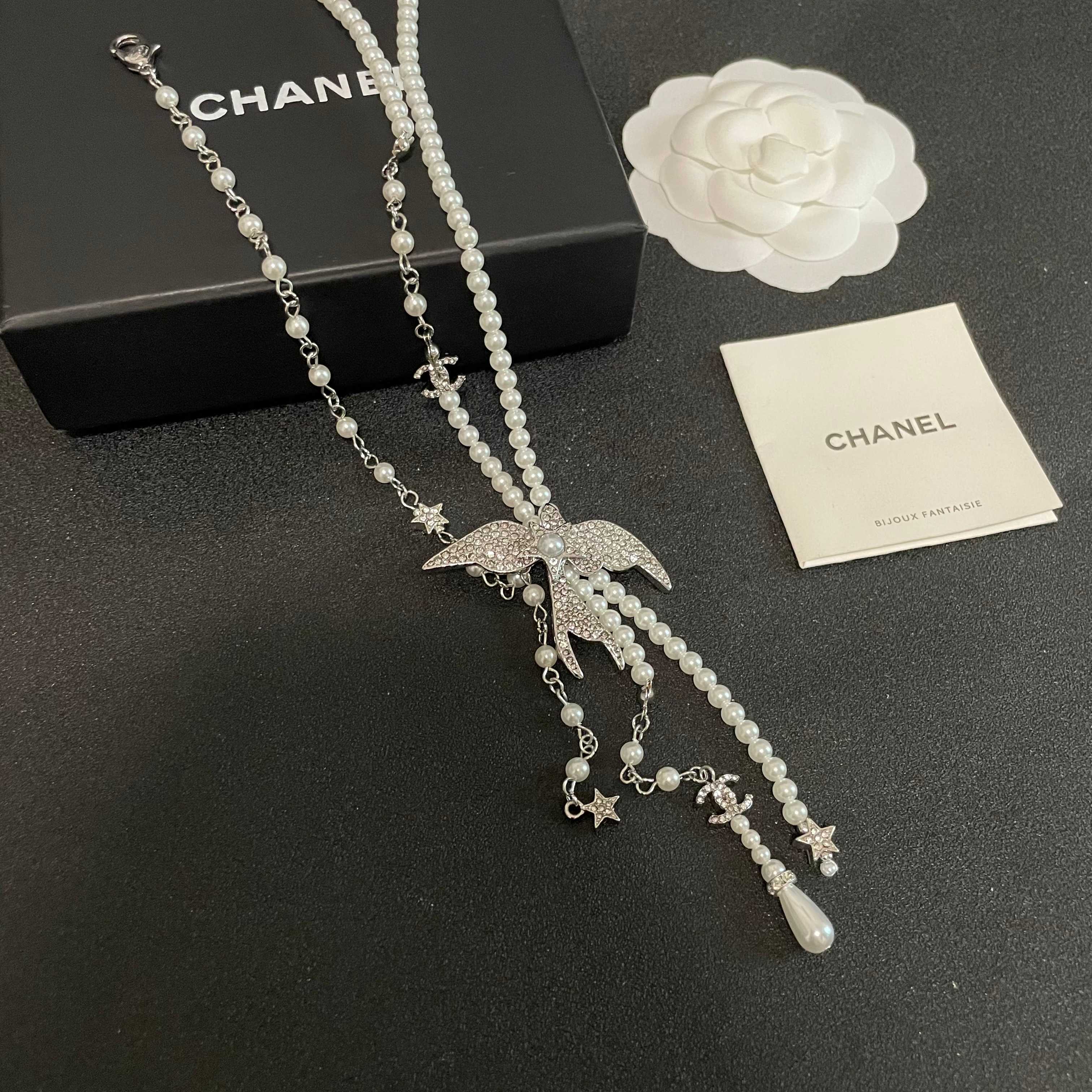  Chanel香奈儿 中古 字母项链👀小香家的款式真心无需多介绍😘🎶每一款都超好看，精致大方，非常显气质