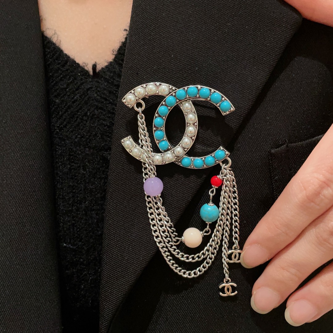 CHANEL小香 专柜最新款同步上新香奈儿最新款胸针 胸针，是最懂女人的饰物。那些倾注了全部心血去做自己