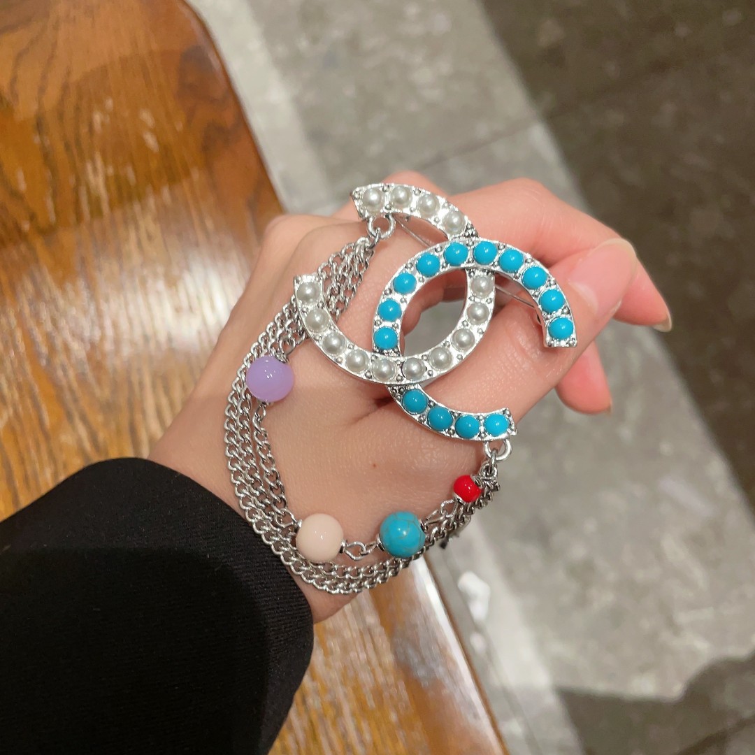 CHANEL小香 专柜最新款同步上新香奈儿最新款胸针 胸针，是最懂女人的饰物。那些倾注了全部心血去做自己