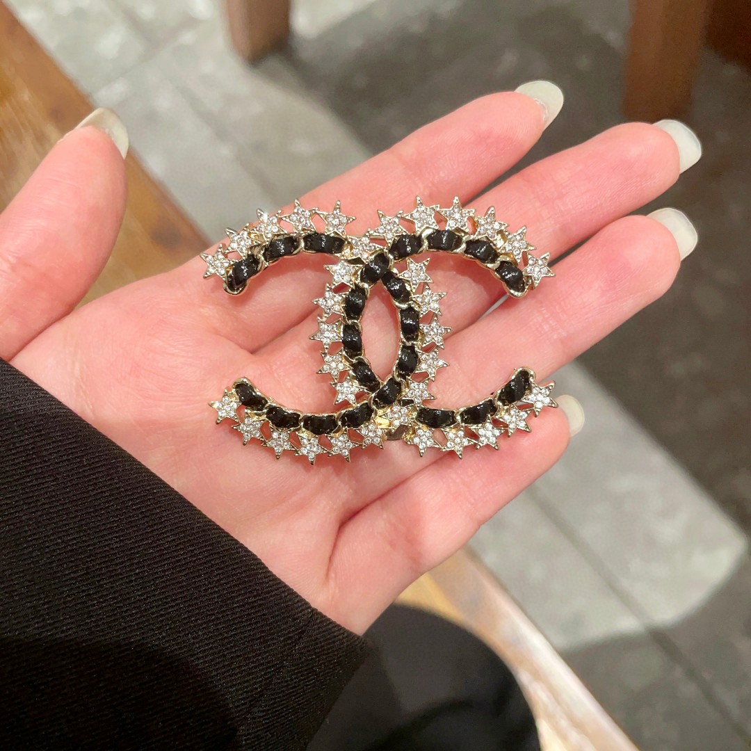 CHANEL小香 专柜最新款同步上新香奈儿最新款胸针 胸针，是最懂女人的饰物。那些倾注了全部心血去做自己