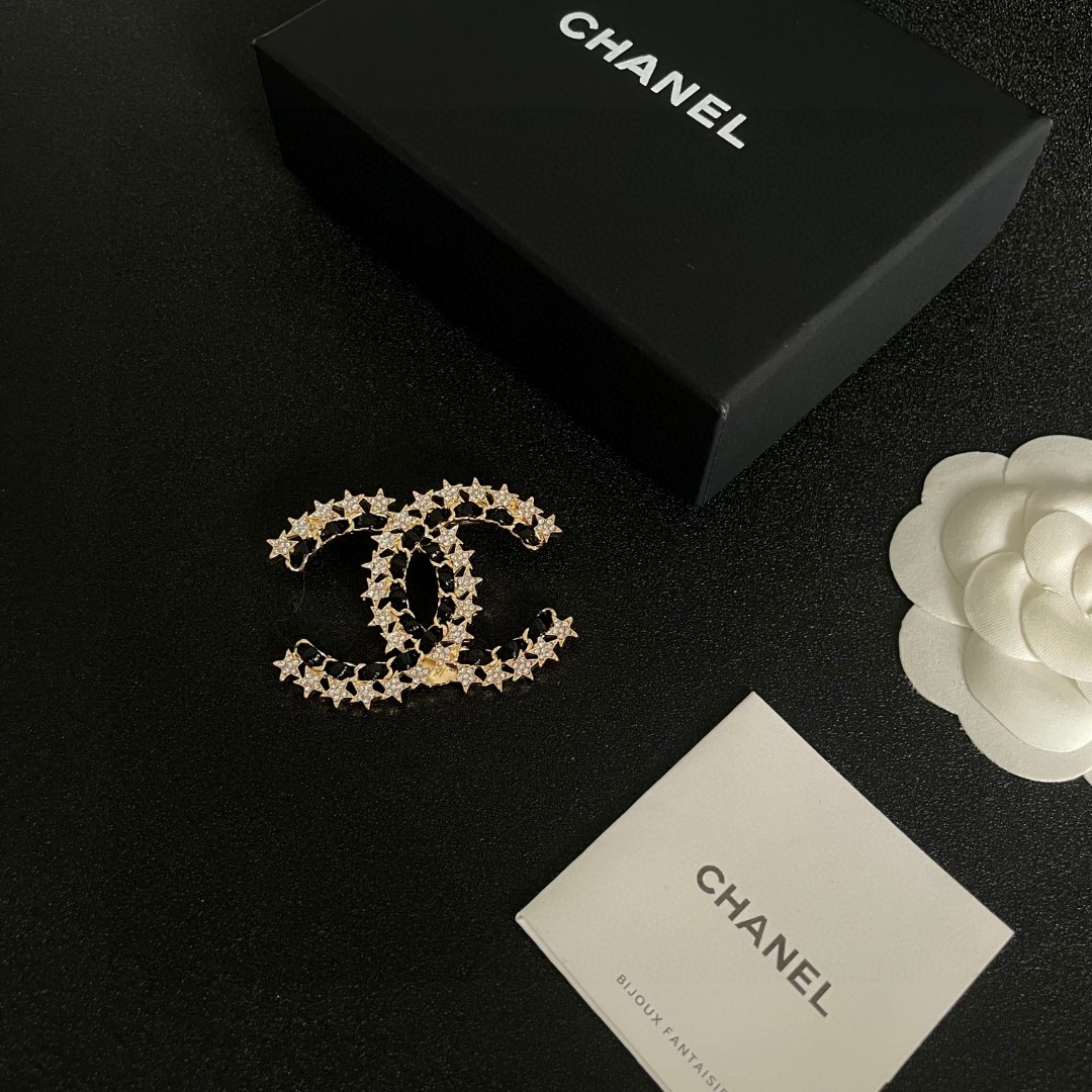 CHANEL小香 专柜最新款同步上新香奈儿最新款胸针 胸针，是最懂女人的饰物。那些倾注了全部心血去做自己