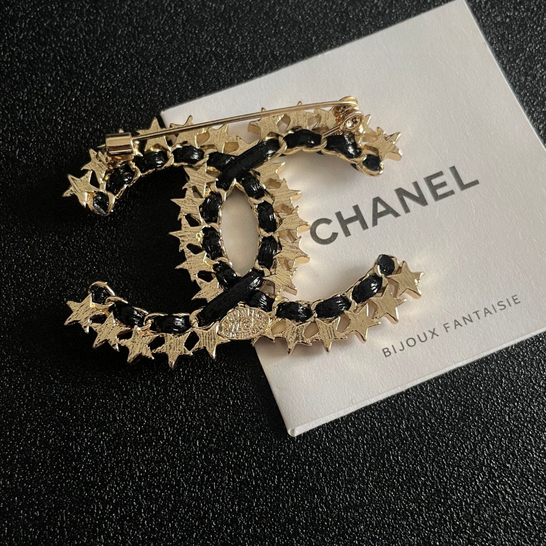 CHANEL小香 专柜最新款同步上新香奈儿最新款胸针 胸针，是最懂女人的饰物。那些倾注了全部心血去做自己