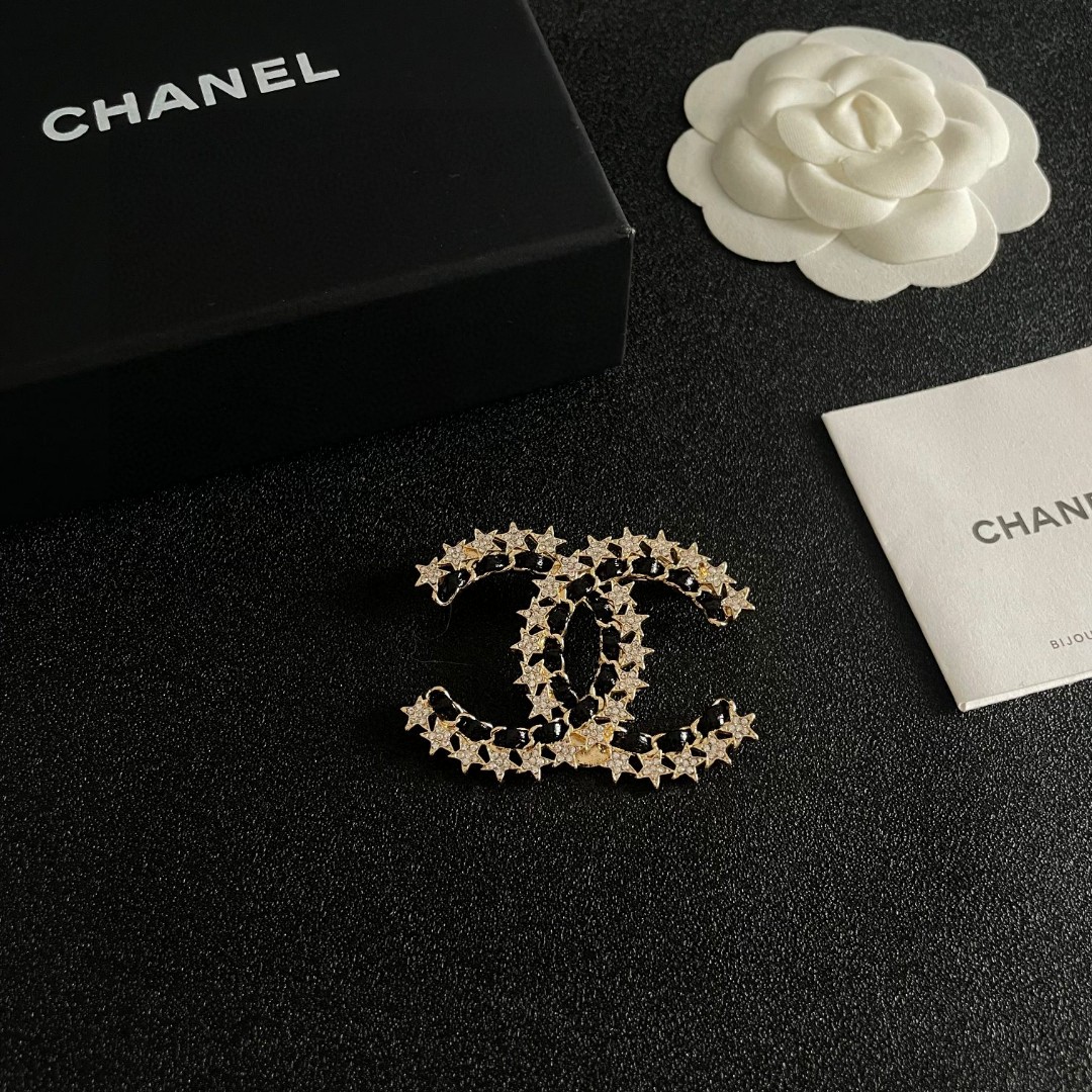 CHANEL小香 专柜最新款同步上新香奈儿最新款胸针 胸针，是最懂女人的饰物。那些倾注了全部心血去做自己