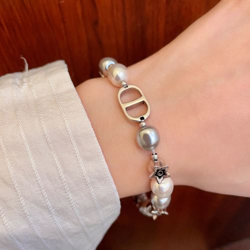Di0r Pearl Bracelet with CD Logo Charm, Brass Material, Fashionable Jewelry 1 Di0r Pearl Bracelet with CD Logo Charm, Brass Material, Fashionable Jewelry
