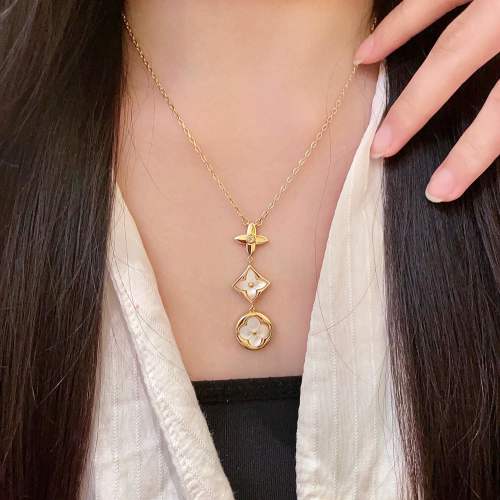 Louis Vuitton Flower Pattern Gold-Plated Brass Pendant Necklace for Women 1 Louis Vuitton Flower Pattern Gold-Plated Brass Pendant Necklace for Women
