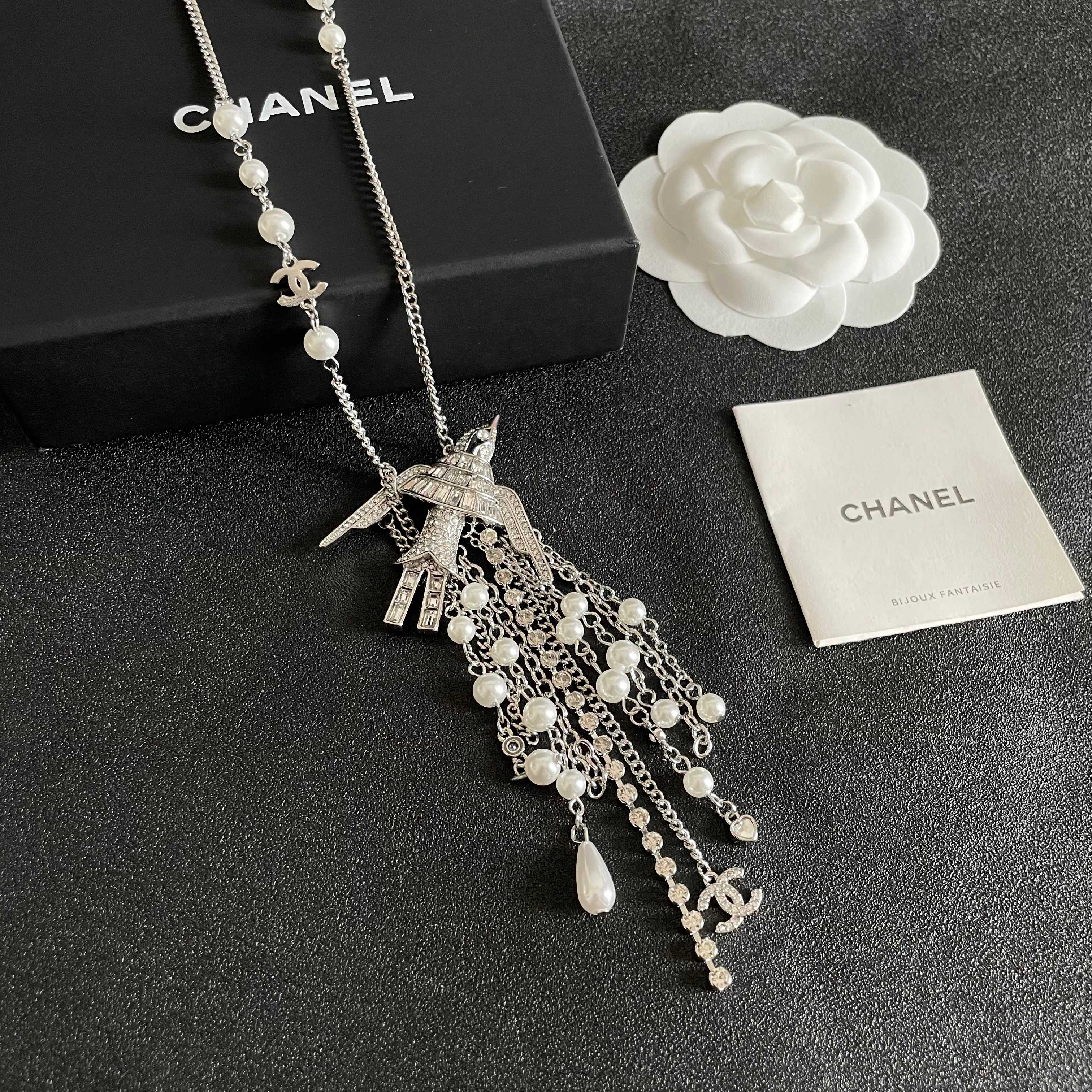  Chanel香奈儿 中古 字母项链👀小香家的款式真心无需多介绍😘🎶每一款都超好看，精致大方，非常显气质