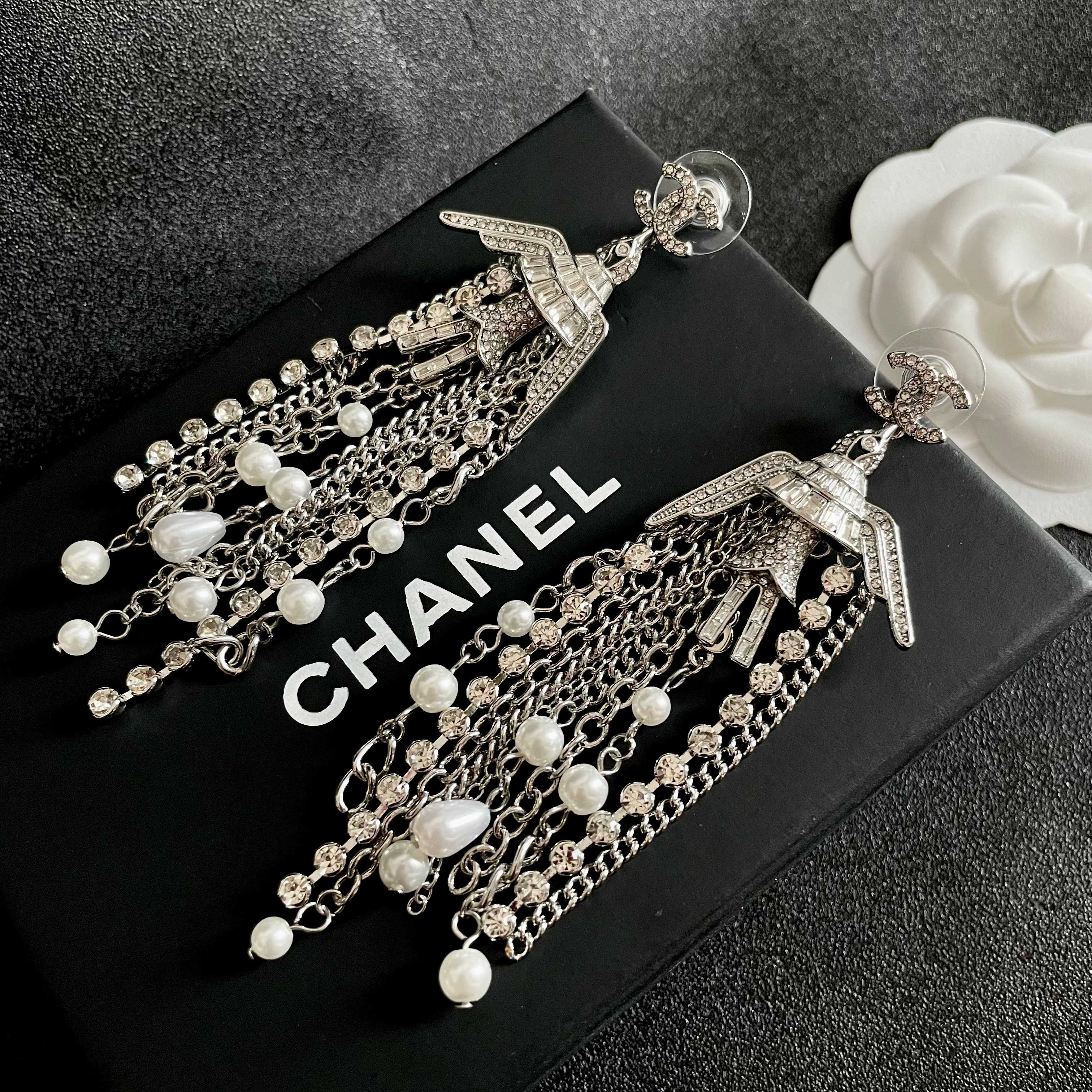  Chanel香奈儿 中古 双C耳钉👀小香家的款式真心无需多介绍😘🎶每一款都超好看，精致大方，非常显气质