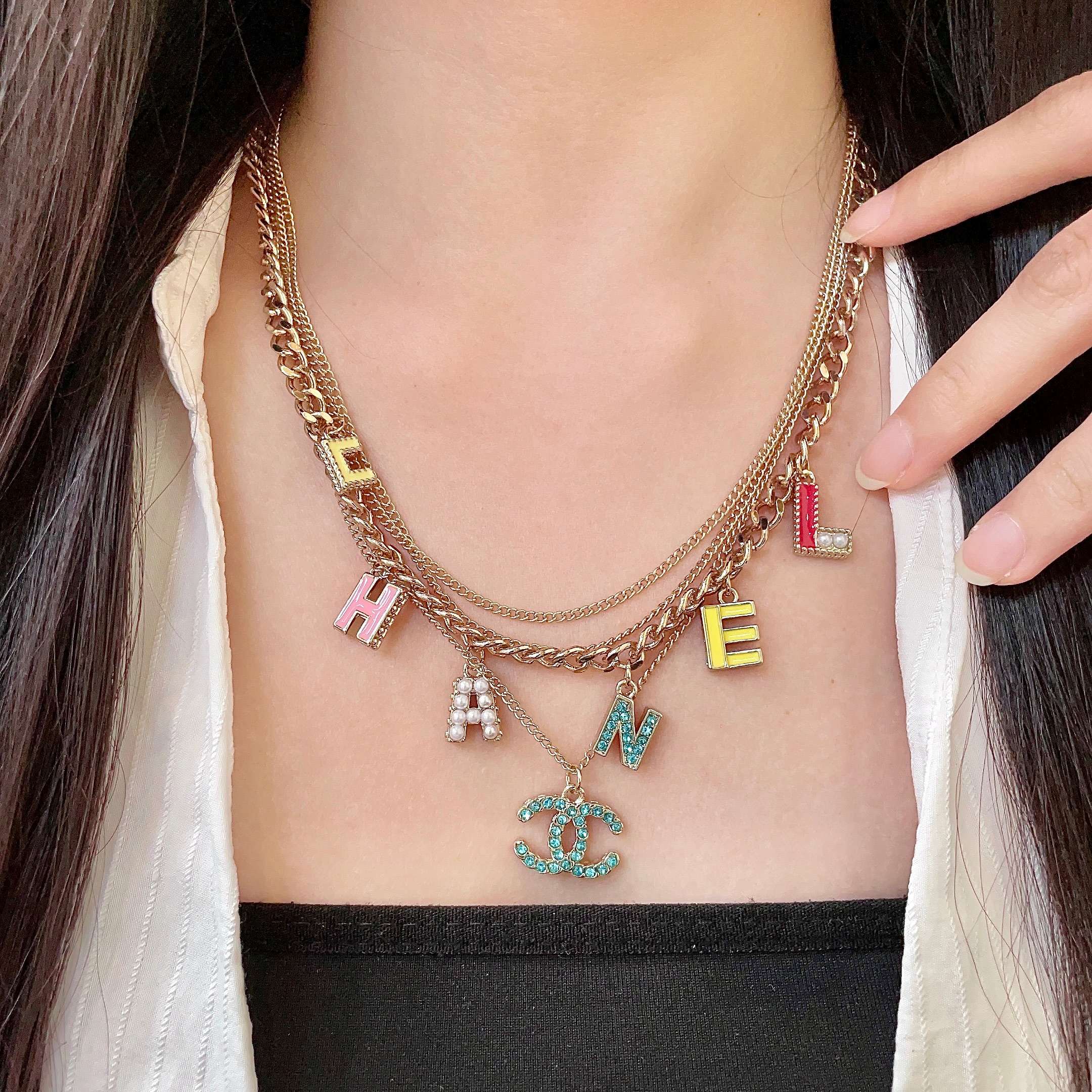  Chanel香奈儿 中古 字母项链👀小香家的款式真心无需多介绍😘🎶每一款都超好看，精致大方，非常显气质