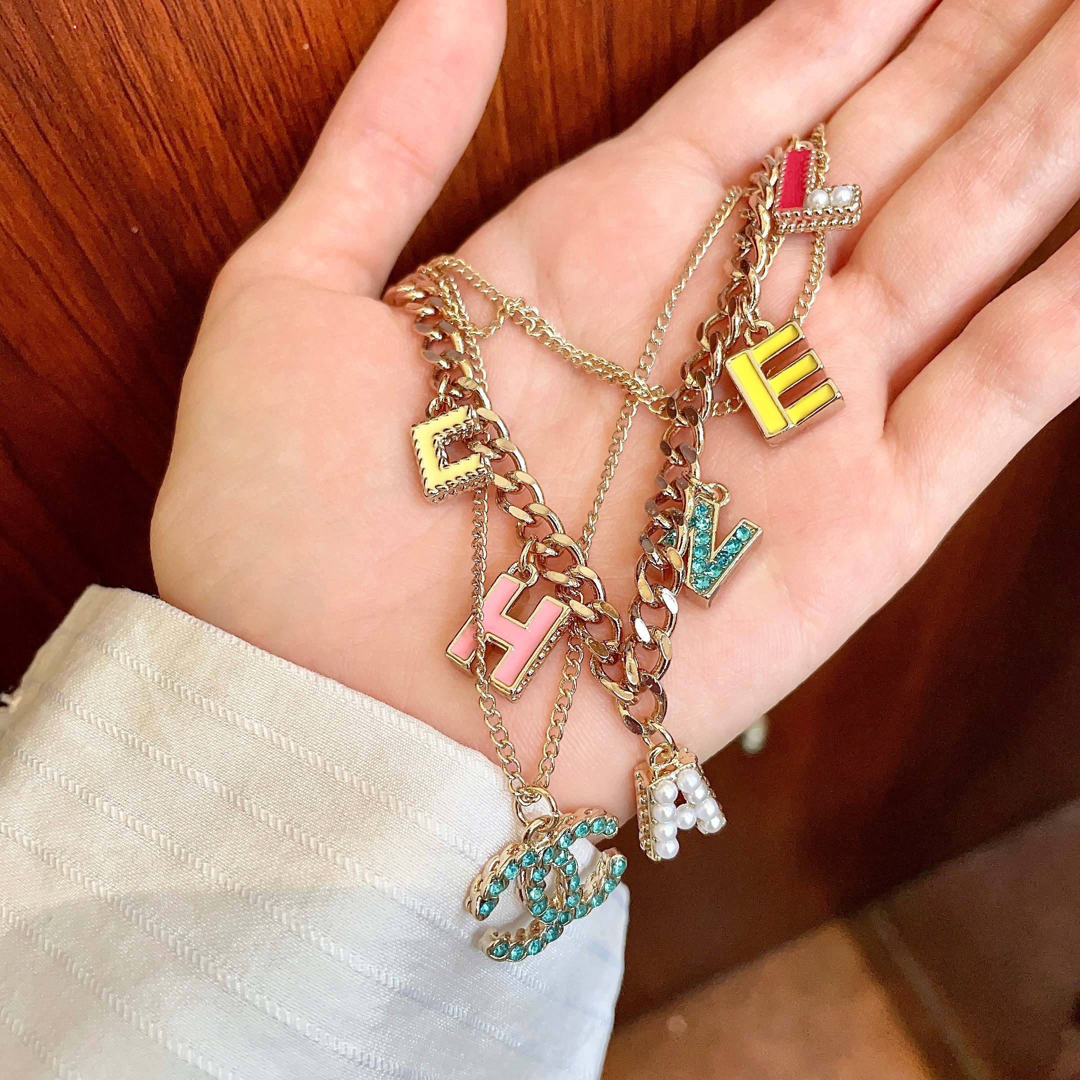  Chanel香奈儿 中古 字母项链👀小香家的款式真心无需多介绍😘🎶每一款都超好看，精致大方，非常显气质