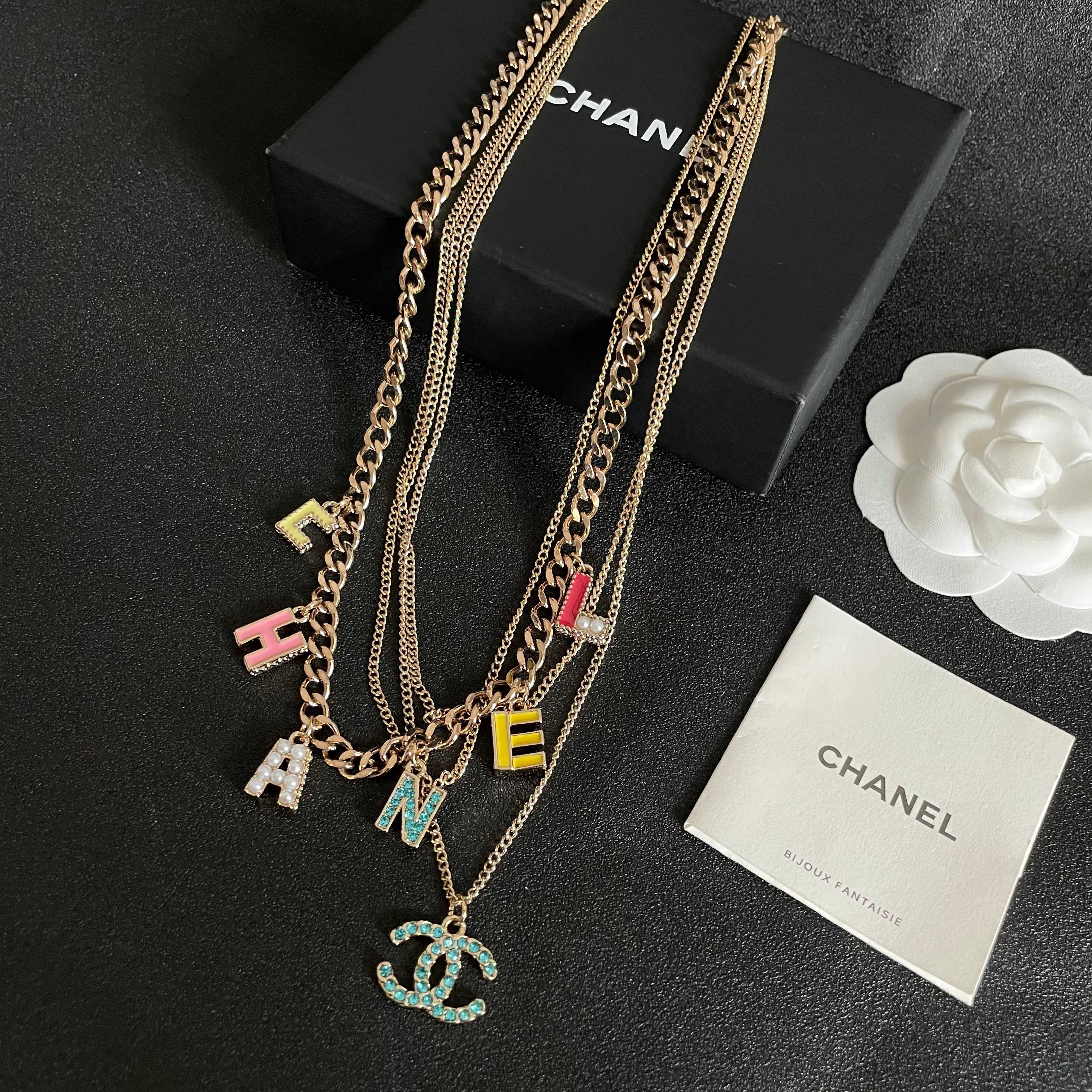  Chanel香奈儿 中古 字母项链👀小香家的款式真心无需多介绍😘🎶每一款都超好看，精致大方，非常显气质