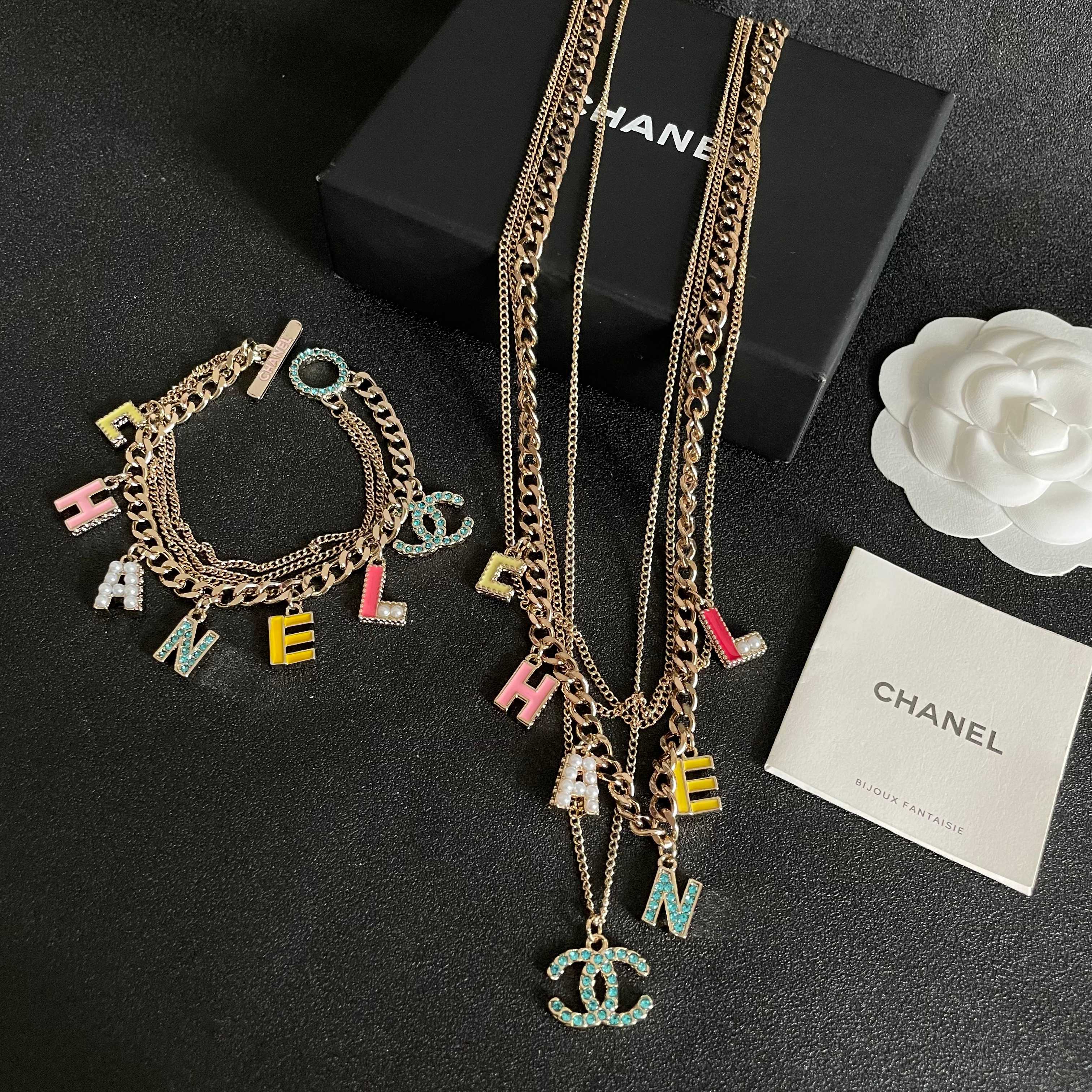  Chanel香奈儿 中古 字母项链👀小香家的款式真心无需多介绍😘🎶每一款都超好看，精致大方，非常显气质