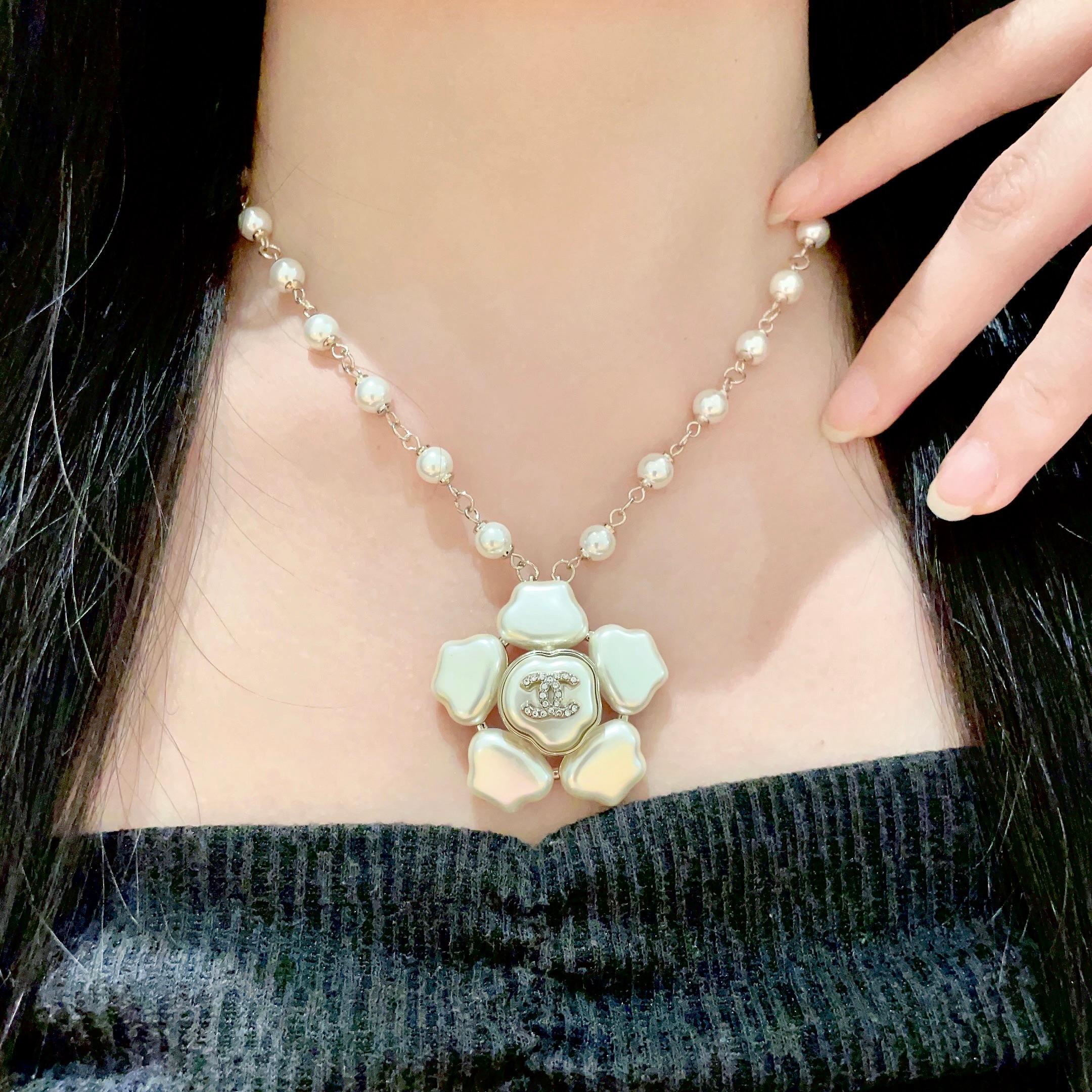  Chanel香奈儿 中古 字母项链👀小香家的款式真心无需多介绍😘🎶每一款都超好看，精致大方，非常显气质