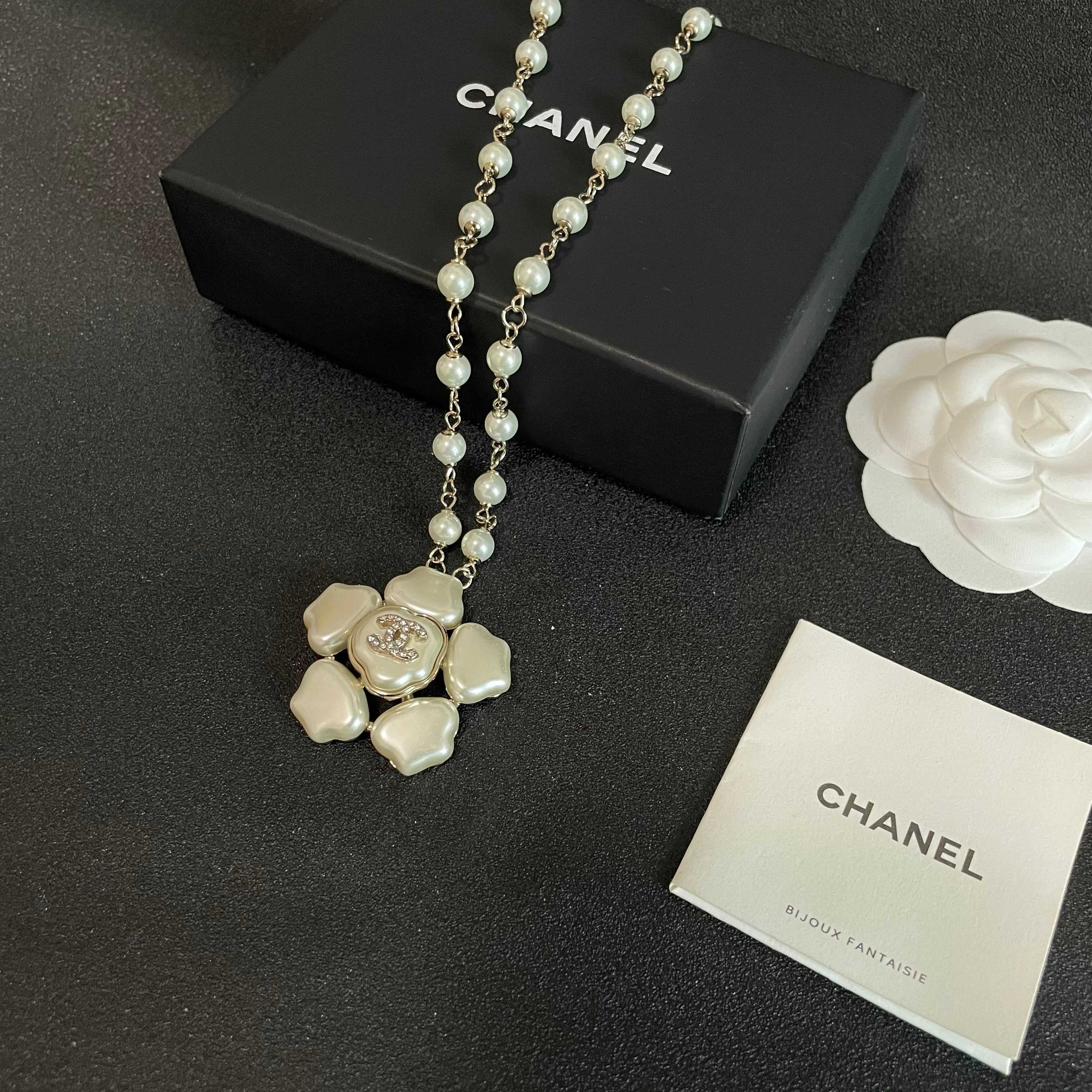  Chanel香奈儿 中古 字母项链👀小香家的款式真心无需多介绍😘🎶每一款都超好看，精致大方，非常显气质