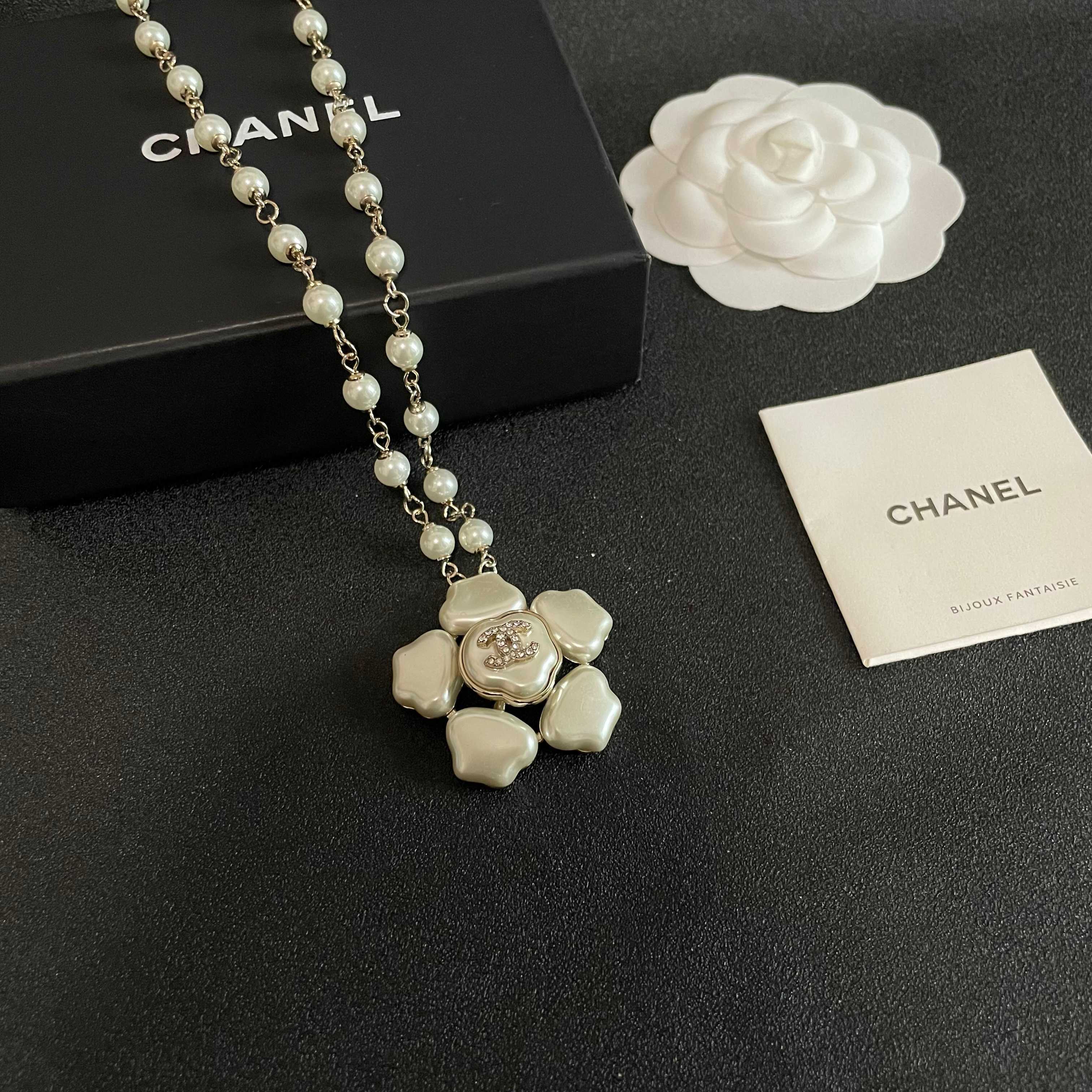  Chanel香奈儿 中古 字母项链👀小香家的款式真心无需多介绍😘🎶每一款都超好看，精致大方，非常显气质