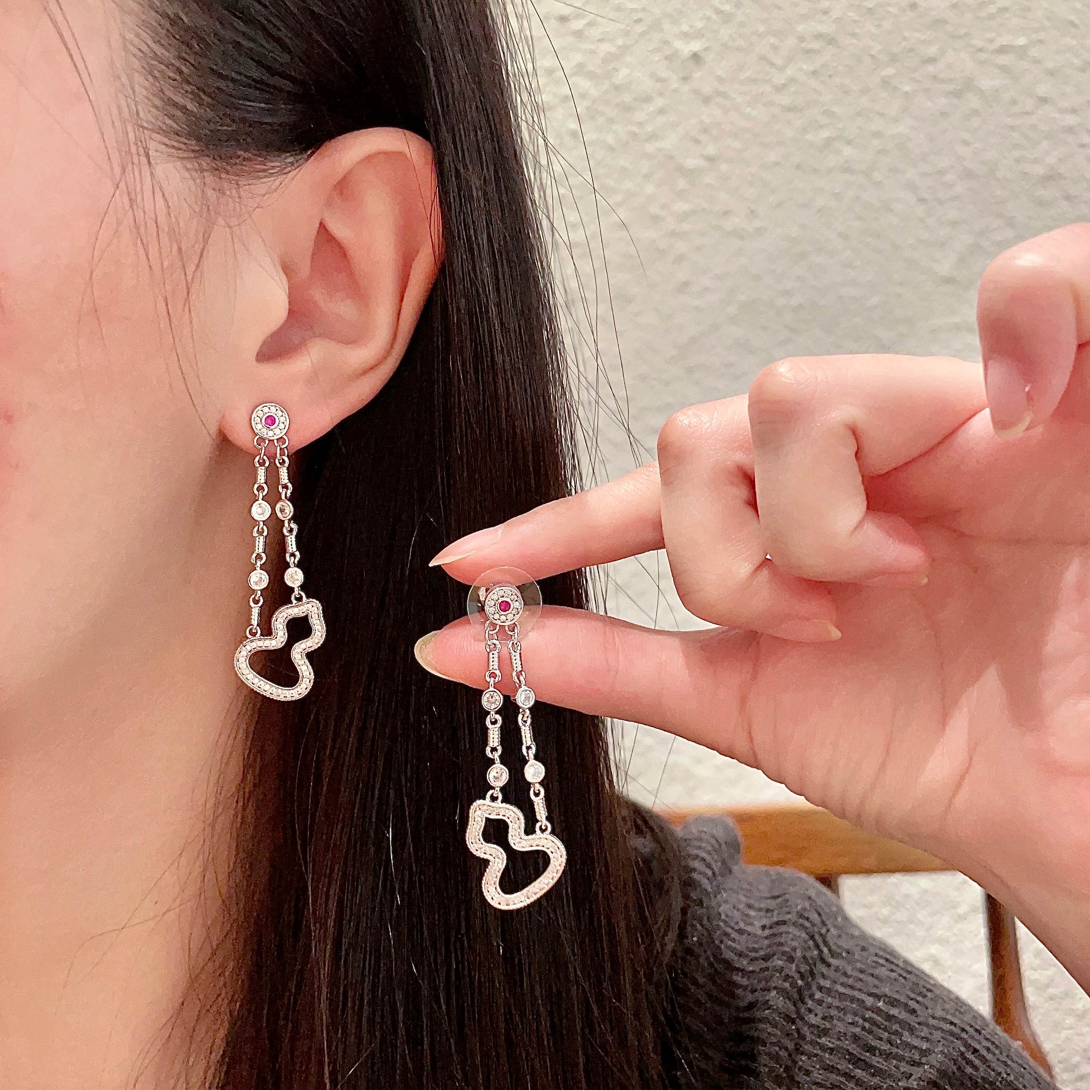“Stylish P400 Gillminis Earrings with Unique Ear Nails – Bring Luck to Your Style”