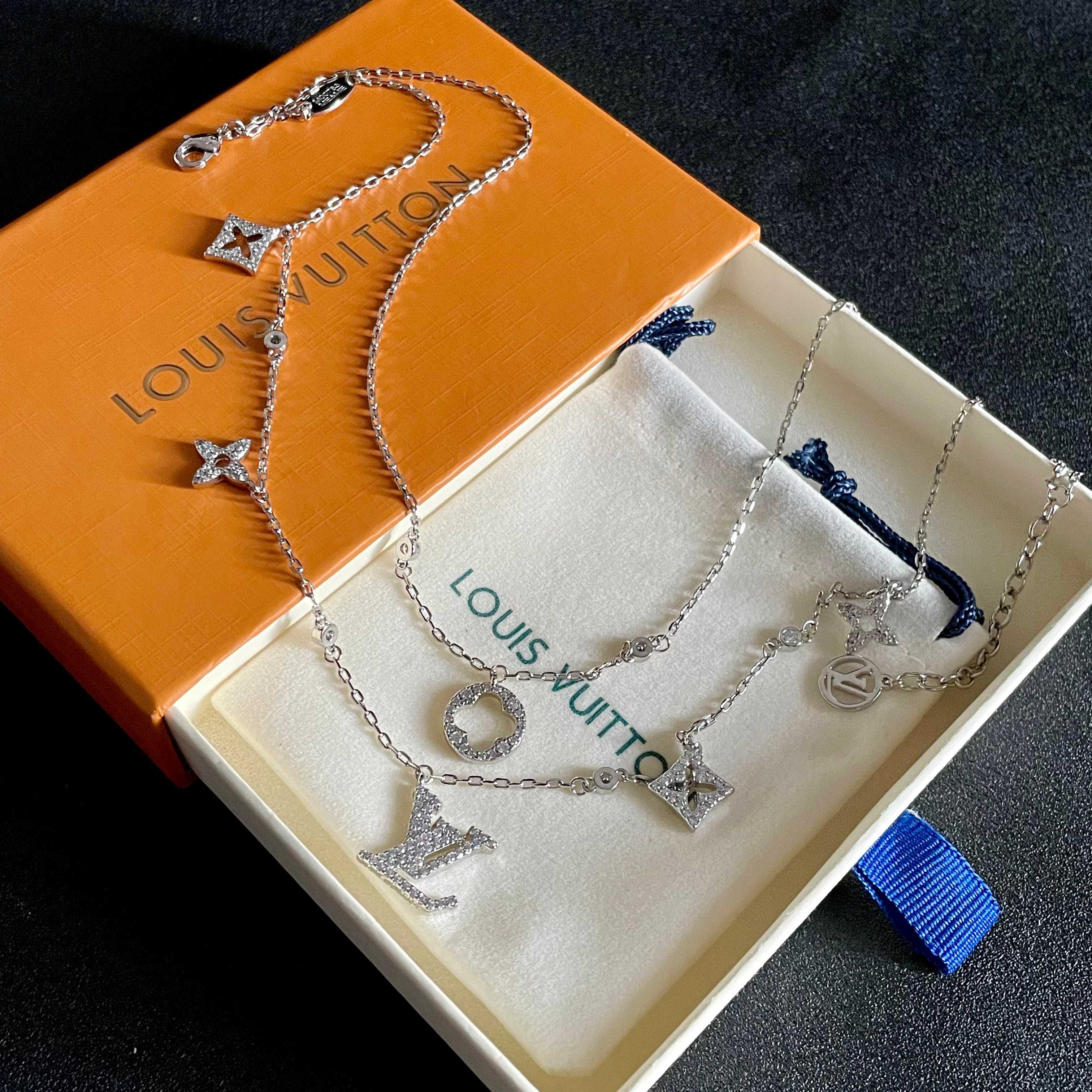  LV 项链🔹🔹Louis Vuitton 路易威登🔹专柜一致材质 火爆款出货 设计独特 复古前卫 男神