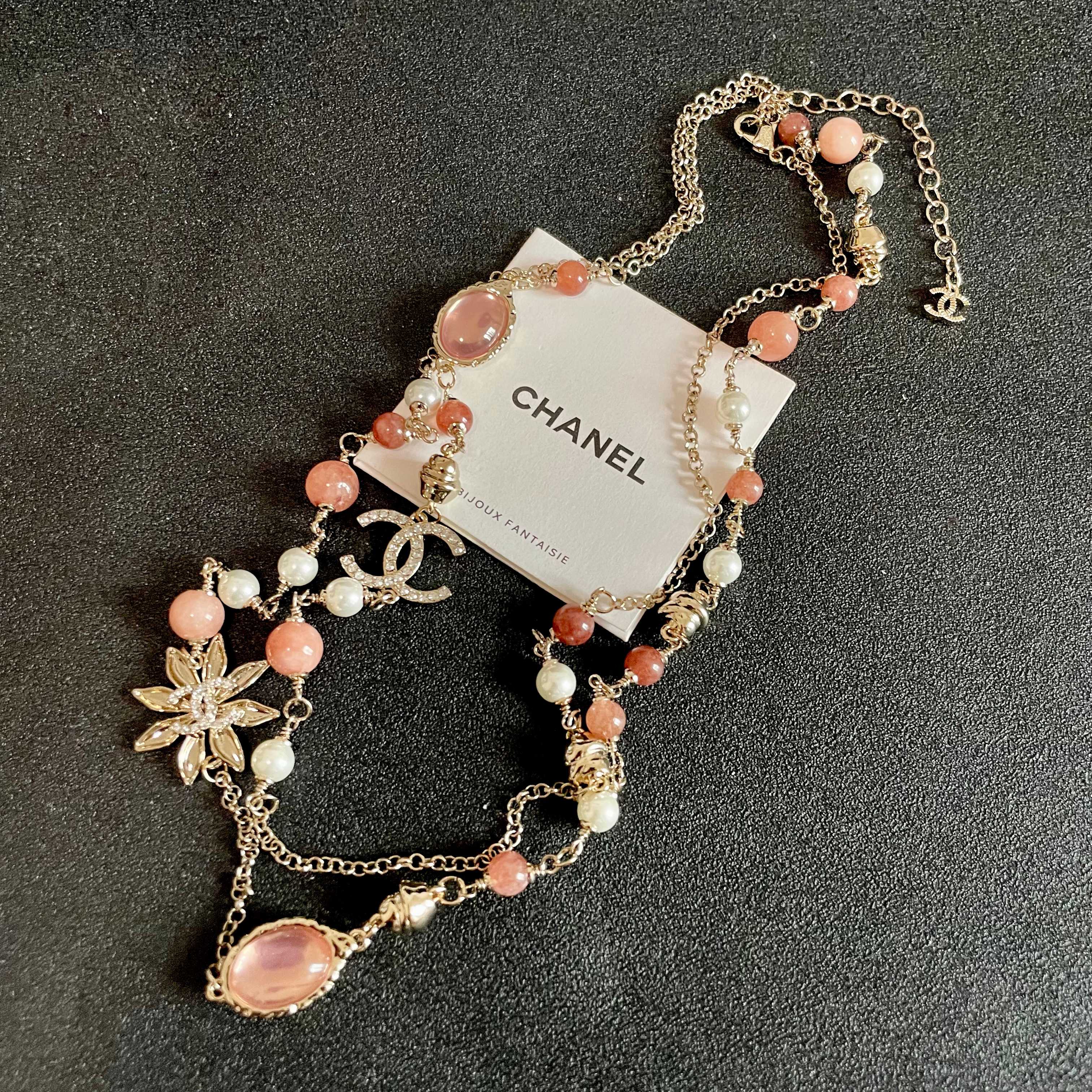  Chanel香奈儿 中古 字母毛衣链 项链👀小香家的款式真心无需多介绍😘🎶每一款都超好看，精致大方，非