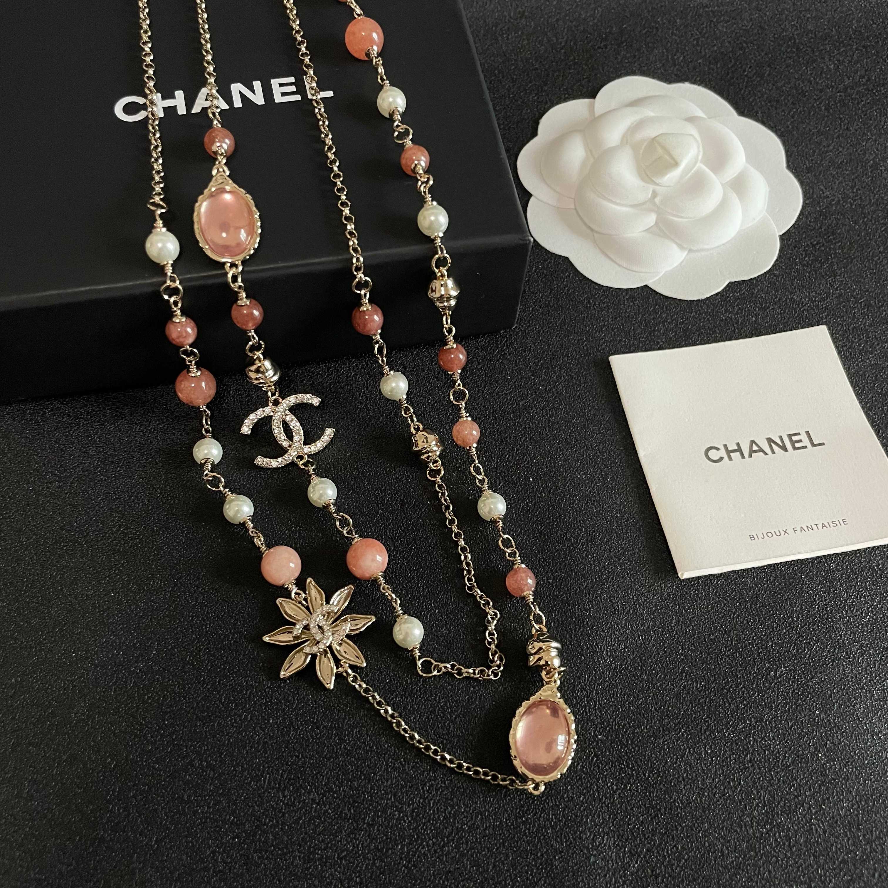  Chanel香奈儿 中古 字母毛衣链 项链👀小香家的款式真心无需多介绍😘🎶每一款都超好看，精致大方，非