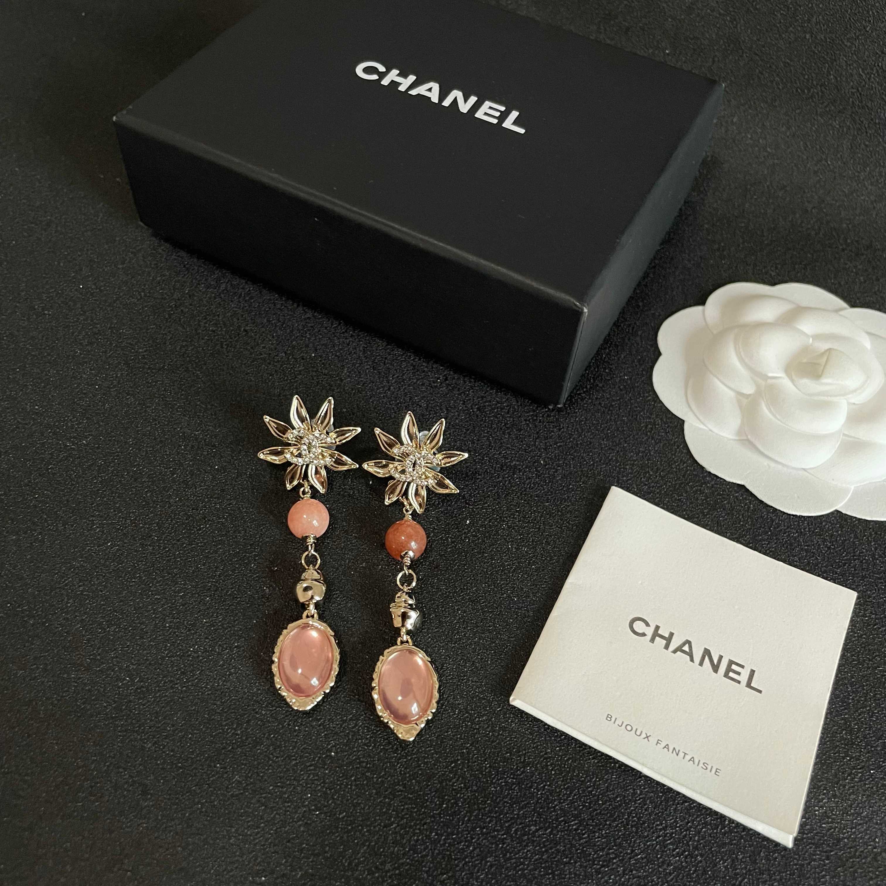 Chanel香奈儿 中古 耳钉👀小香家的款式真心无需多介绍😘🎶每一款都超好看，精致大方，非常显气质.