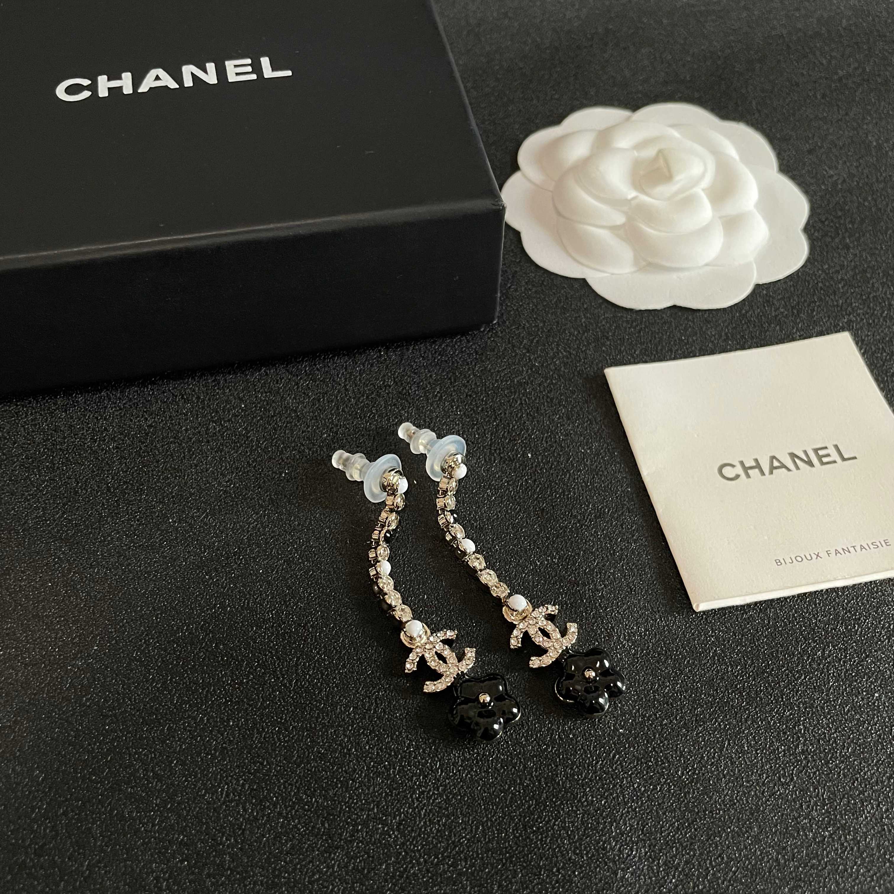 Chanel香奈儿 中古 双C耳钉👀原版复刻logo 小香家的款式真心无需多介绍😘🎶每一款都超好看，精致