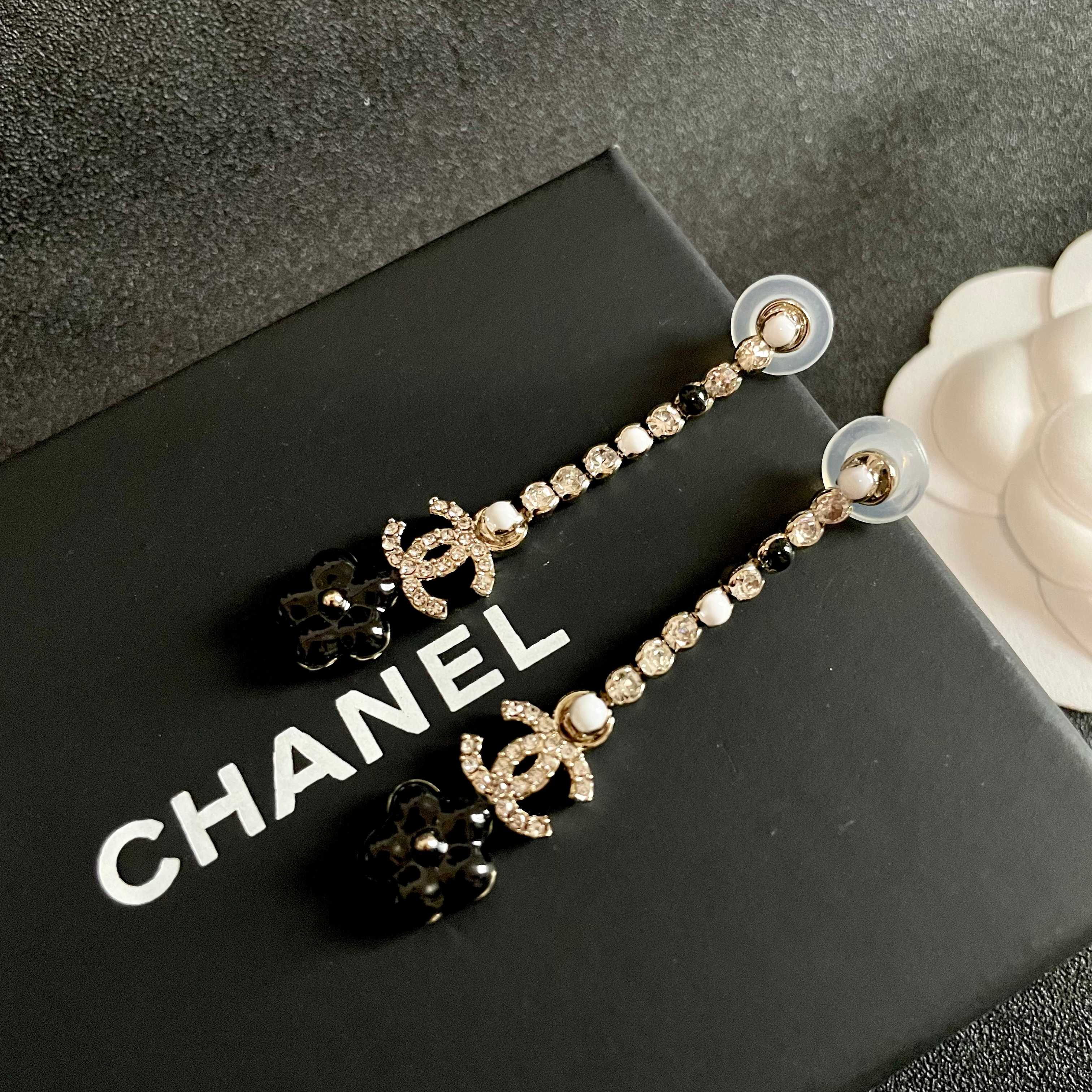 Chanel香奈儿 中古 双C耳钉👀原版复刻logo 小香家的款式真心无需多介绍😘🎶每一款都超好看，精致