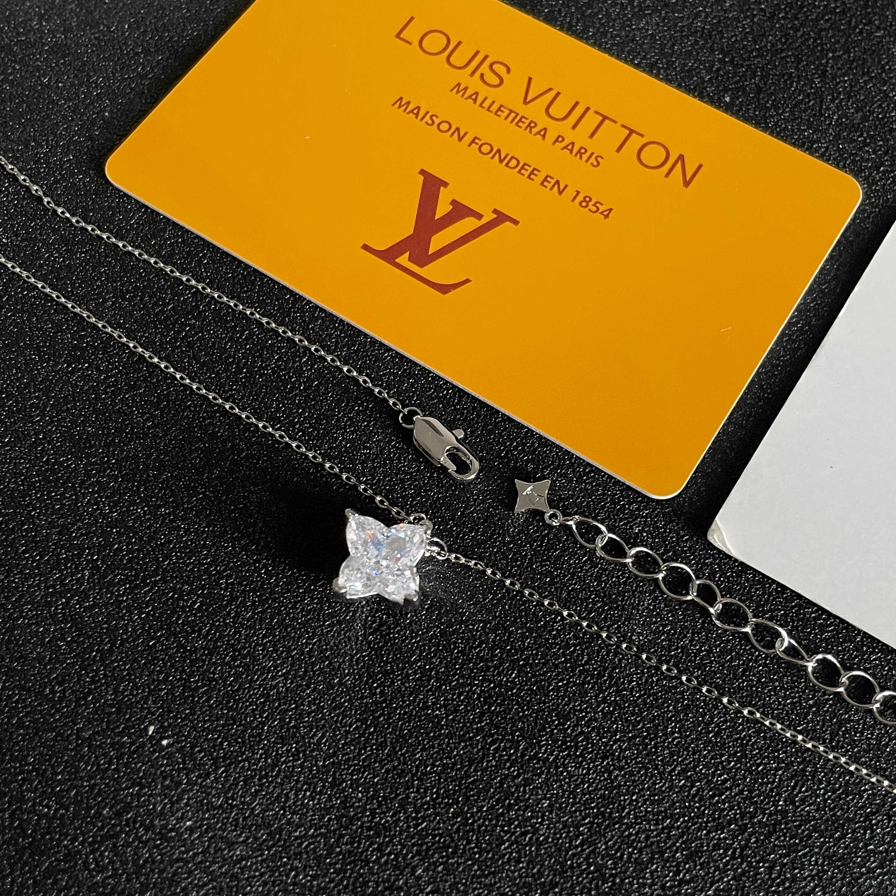 💥💥💥LOUISVUITTON以 经典花纹图案设计 双花 款设计方式吊坠LV品牌标志设计，经典标志理念、