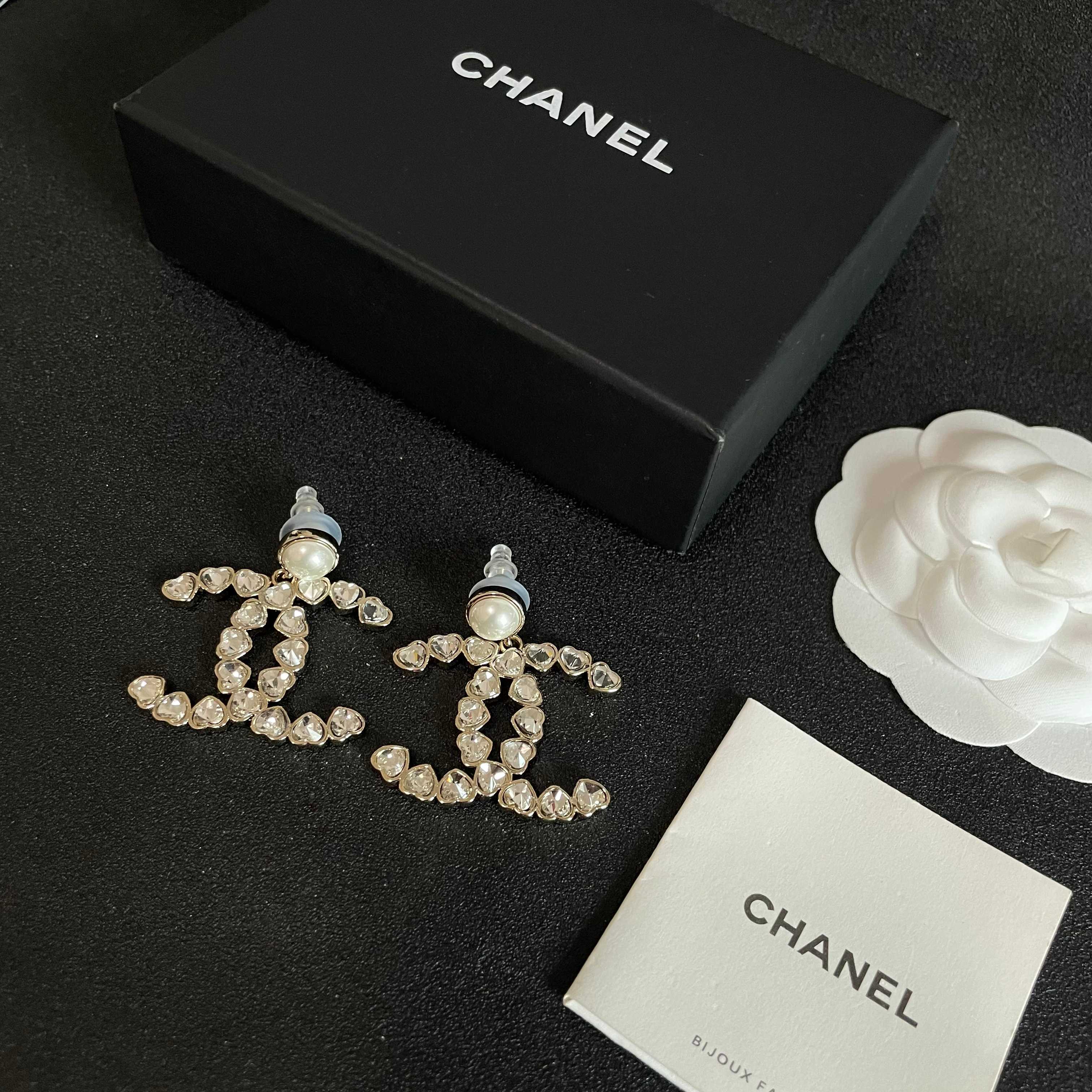 Chanel香奈儿 中古 耳钉👀小香家的款式真心无需多介绍😘🎶每一款都超好看，精致大方，非常显气质.