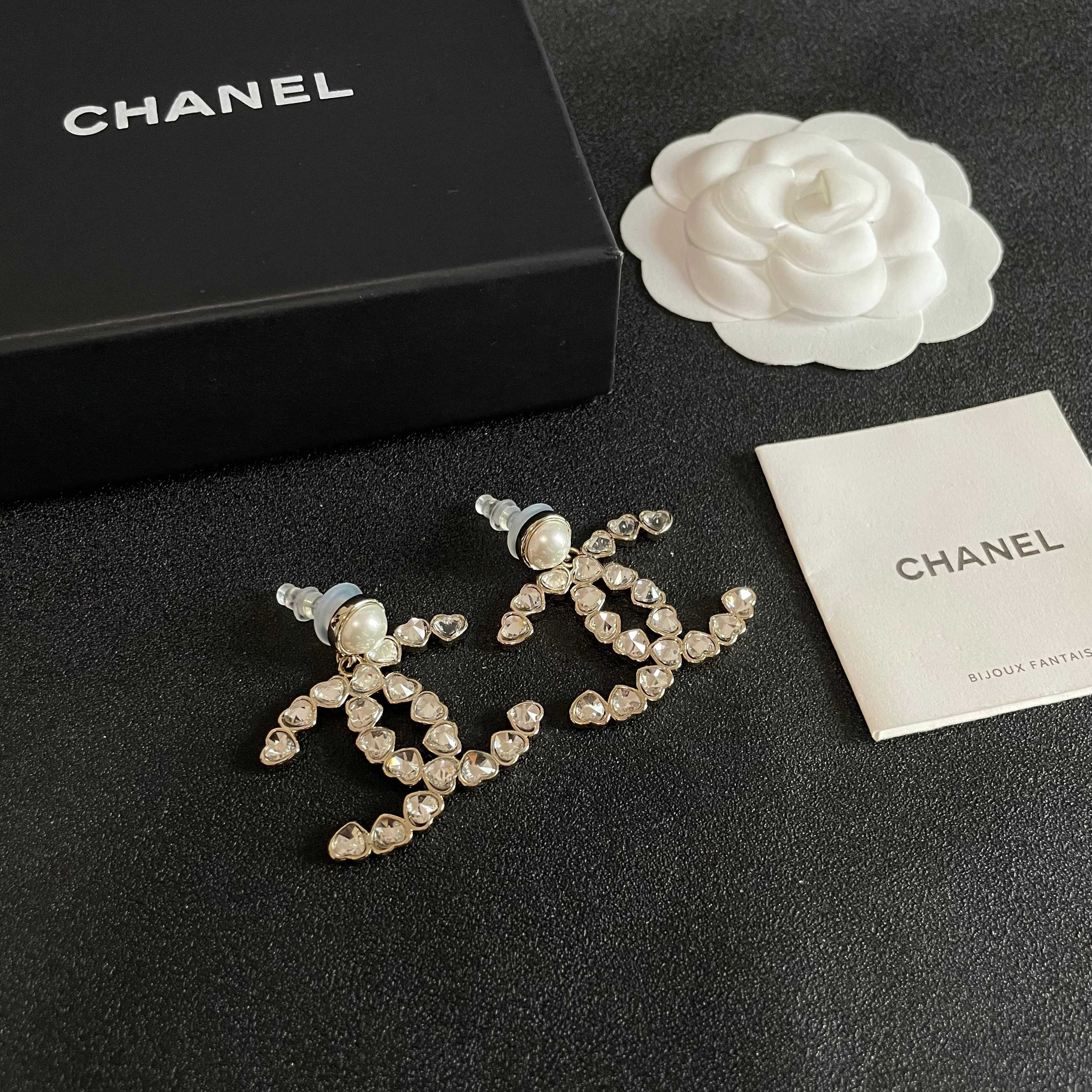 Chanel香奈儿 中古 耳钉👀小香家的款式真心无需多介绍😘🎶每一款都超好看，精致大方，非常显气质.