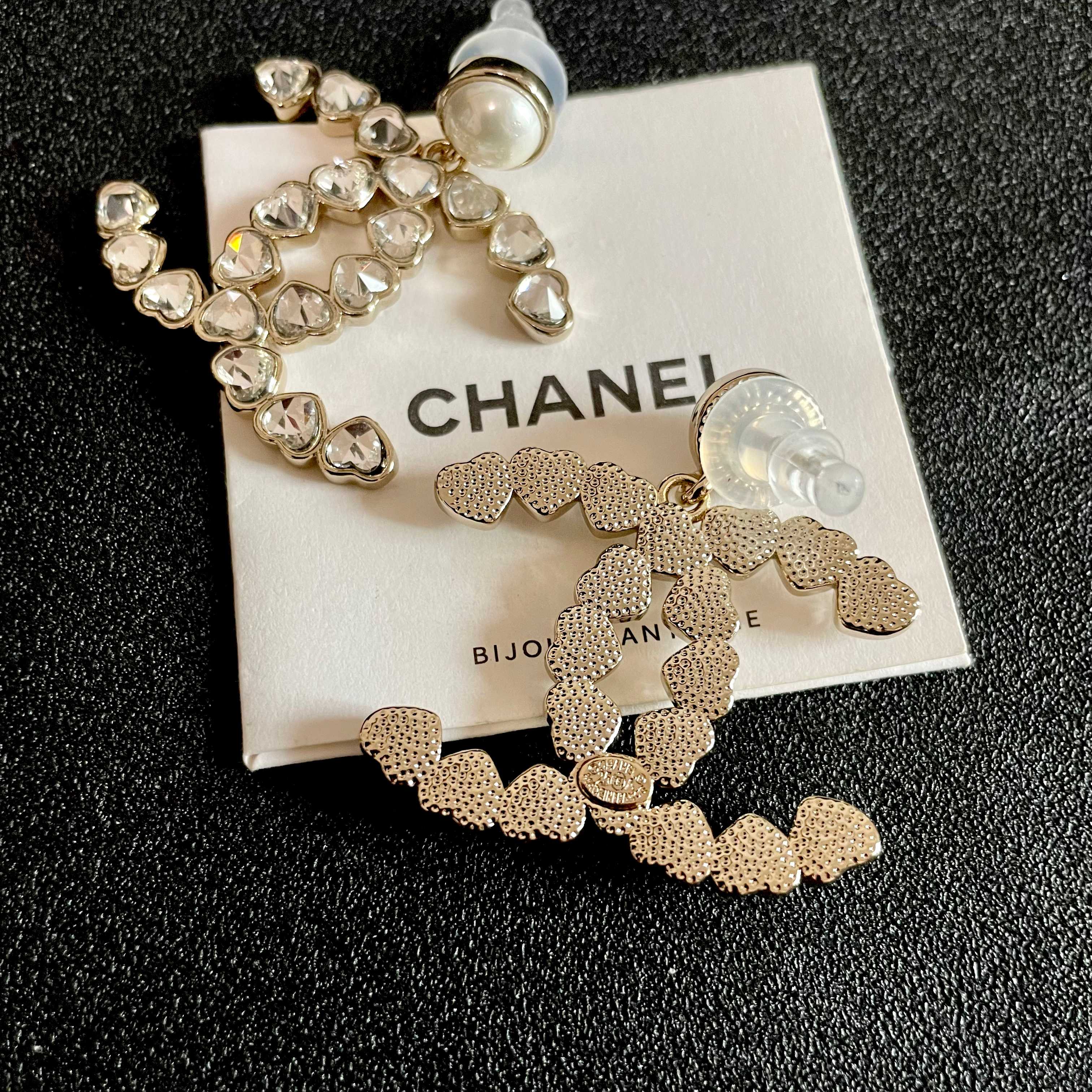 Chanel香奈儿 中古 耳钉👀小香家的款式真心无需多介绍😘🎶每一款都超好看，精致大方，非常显气质.