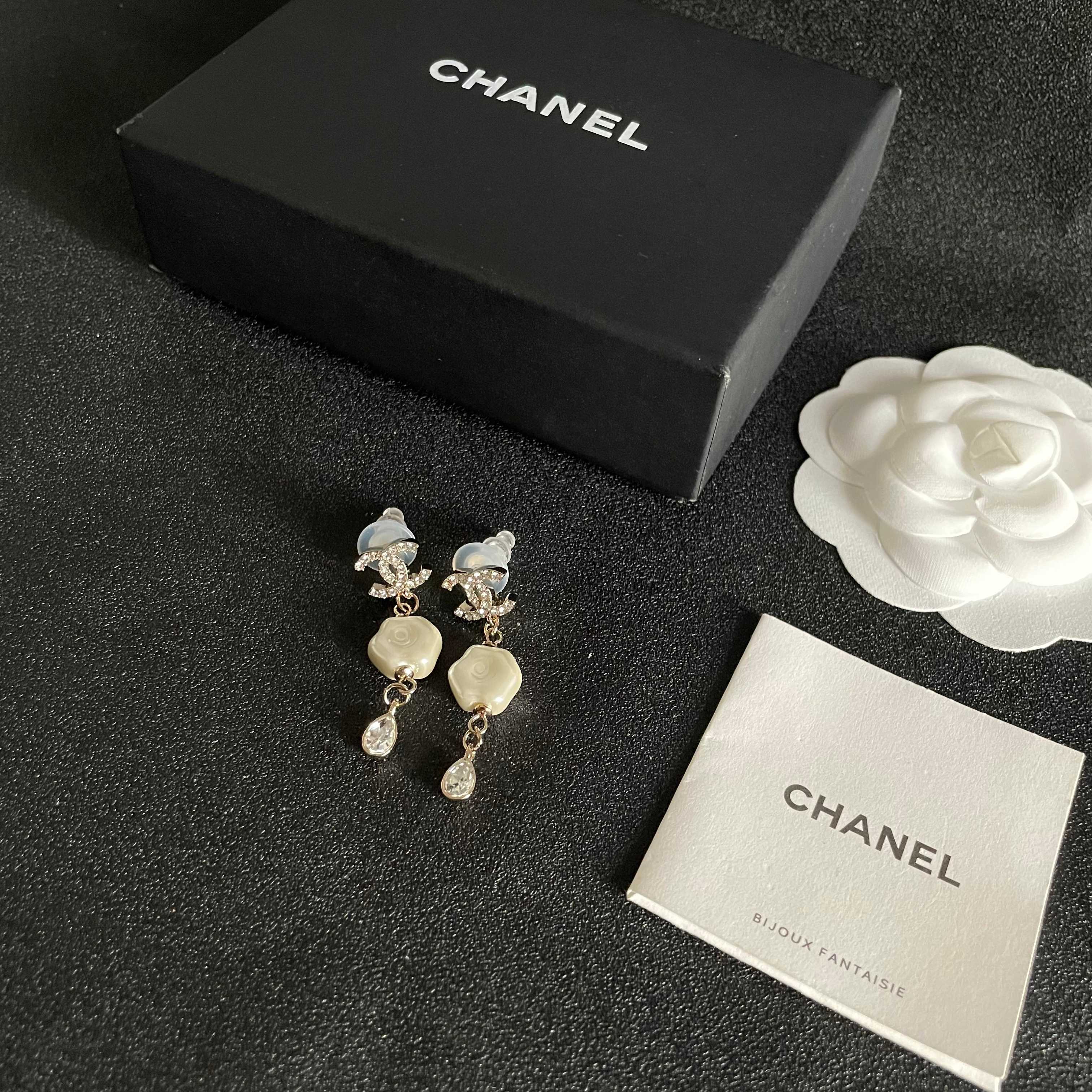 Chanel香奈儿 中古 耳钉👀小香家的款式真心无需多介绍😘🎶每一款都超好看，精致大方，非常显气质.