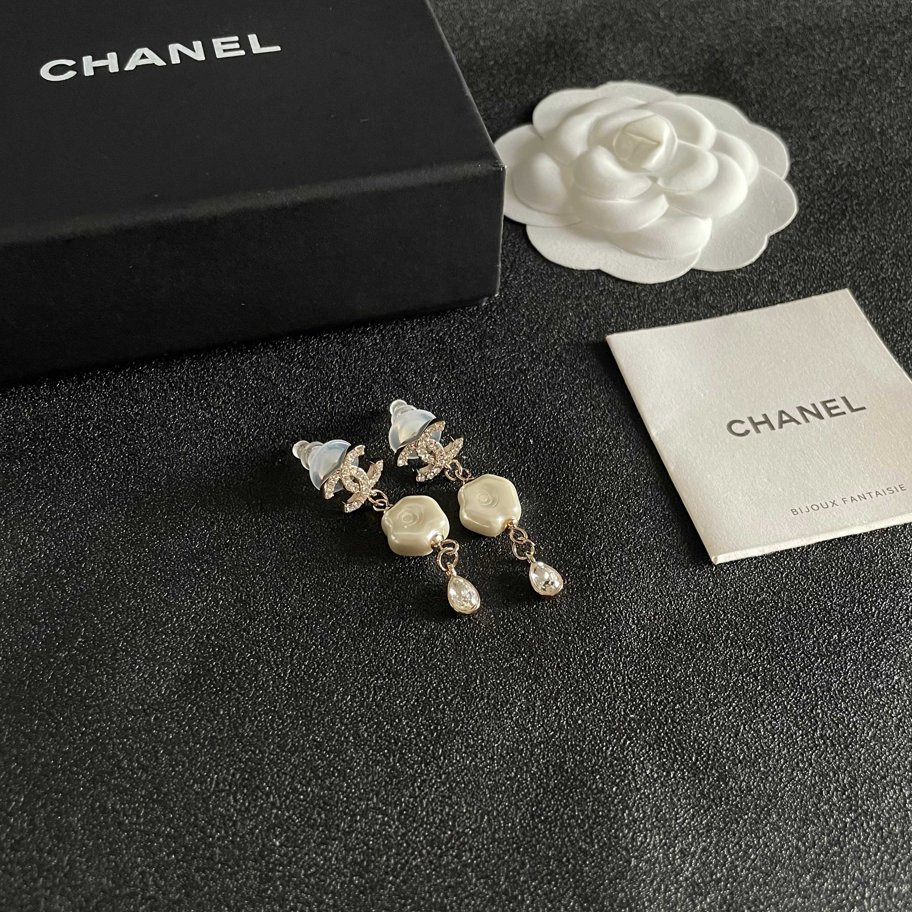 Chanel香奈儿 中古 耳钉👀小香家的款式真心无需多介绍😘🎶每一款都超好看，精致大方，非常显气质.