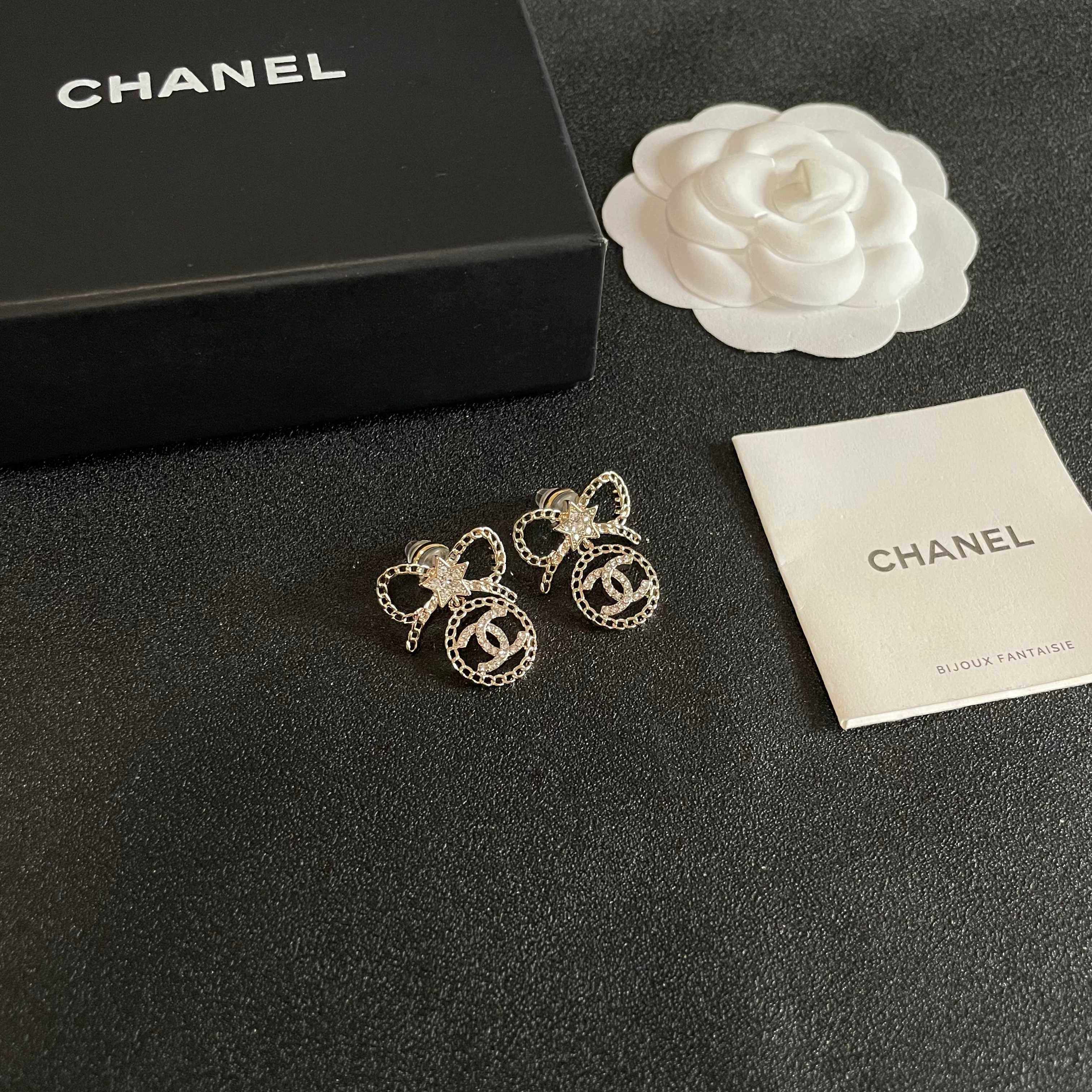 Chanel香奈儿 中古 耳钉👀小香家的款式真心无需多介绍😘🎶每一款都超好看，精致大方，非常显气质.