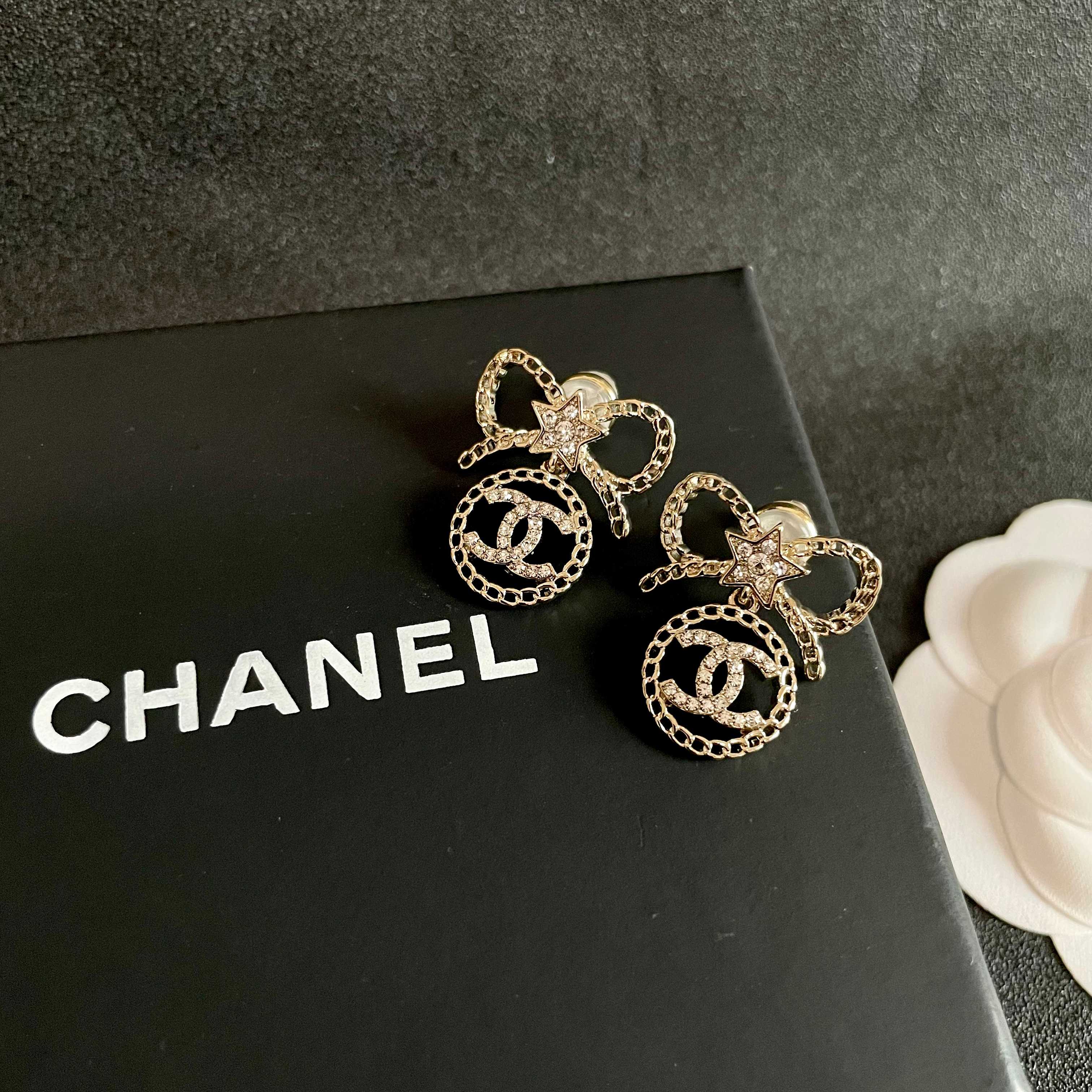 Chanel香奈儿 中古 耳钉👀小香家的款式真心无需多介绍😘🎶每一款都超好看，精致大方，非常显气质.