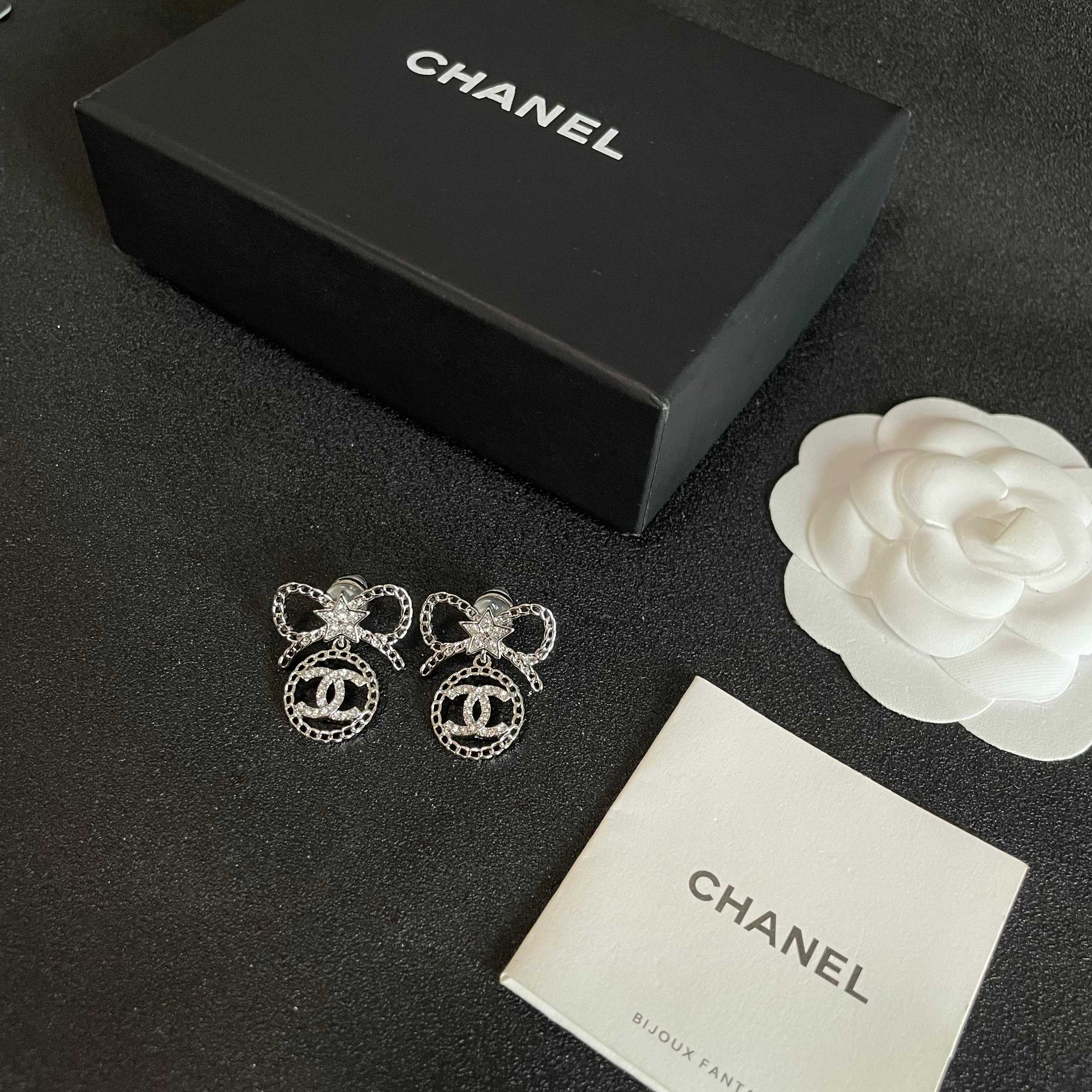 Chanel香奈儿 中古 耳钉👀小香家的款式真心无需多介绍😘🎶每一款都超好看，精致大方，非常显气质.