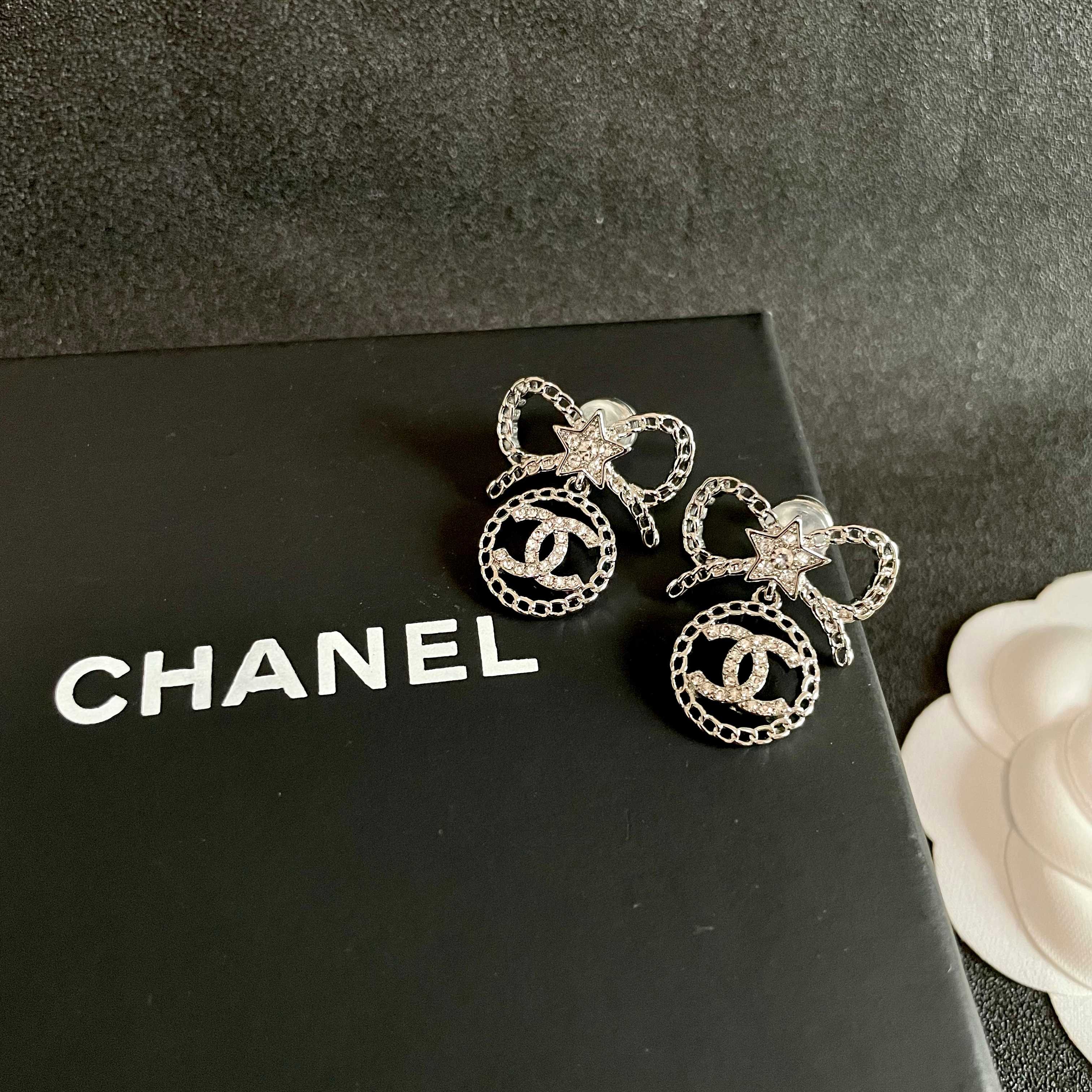 Chanel香奈儿 中古 耳钉👀小香家的款式真心无需多介绍😘🎶每一款都超好看，精致大方，非常显气质.