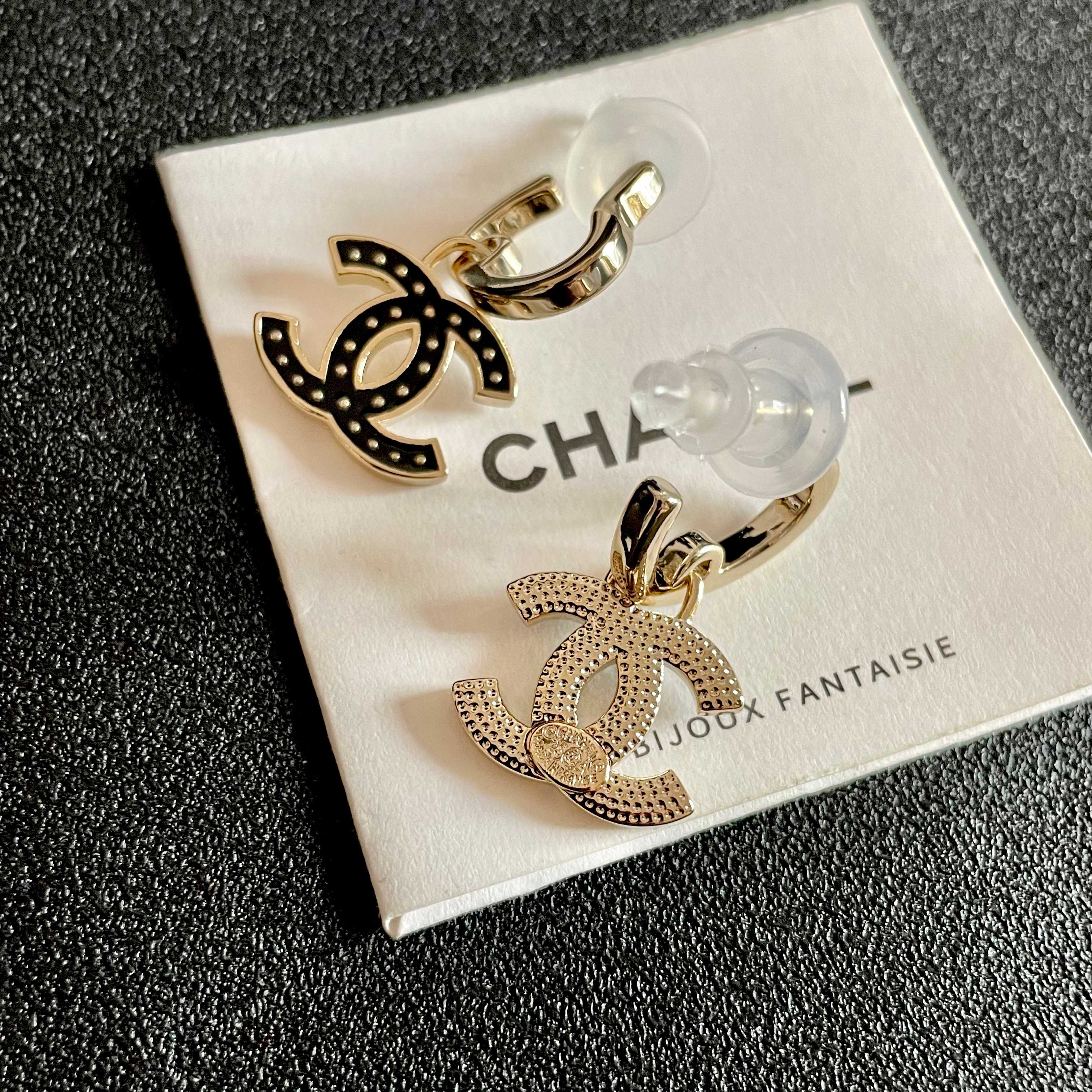 Chanel香奈儿 中古 耳钉👀小香家的款式真心无需多介绍😘🎶每一款都超好看，精致大方，非常显气质.