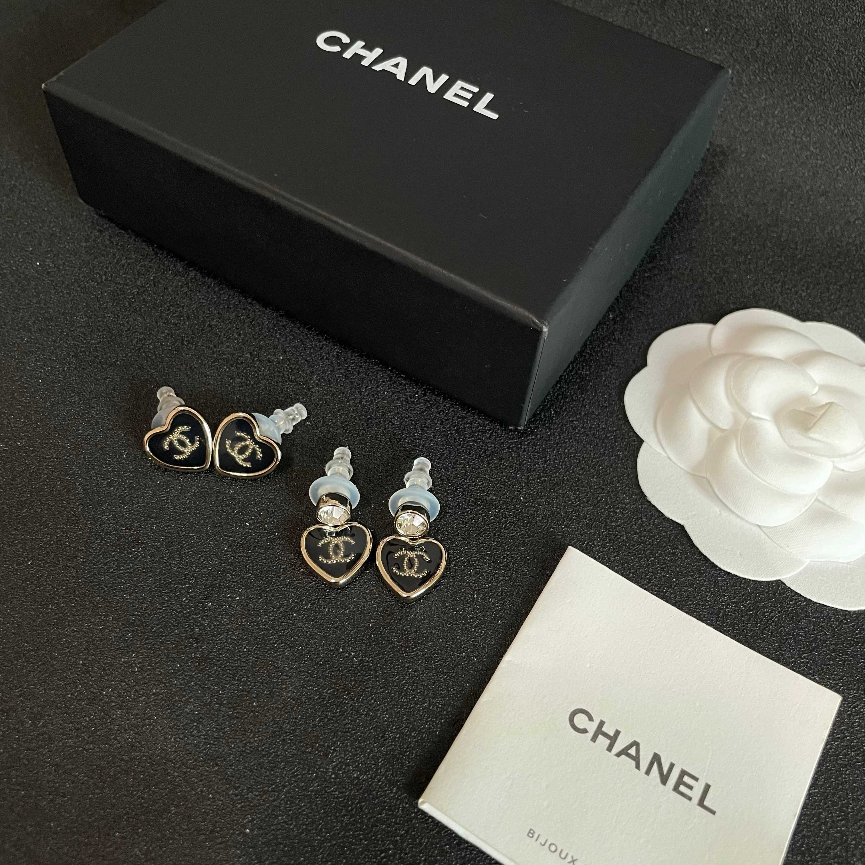 Chanel香奈儿 中古 耳钉👀小香家的款式真心无需多介绍😘🎶每一款都超好看，精致大方，非常显气质.