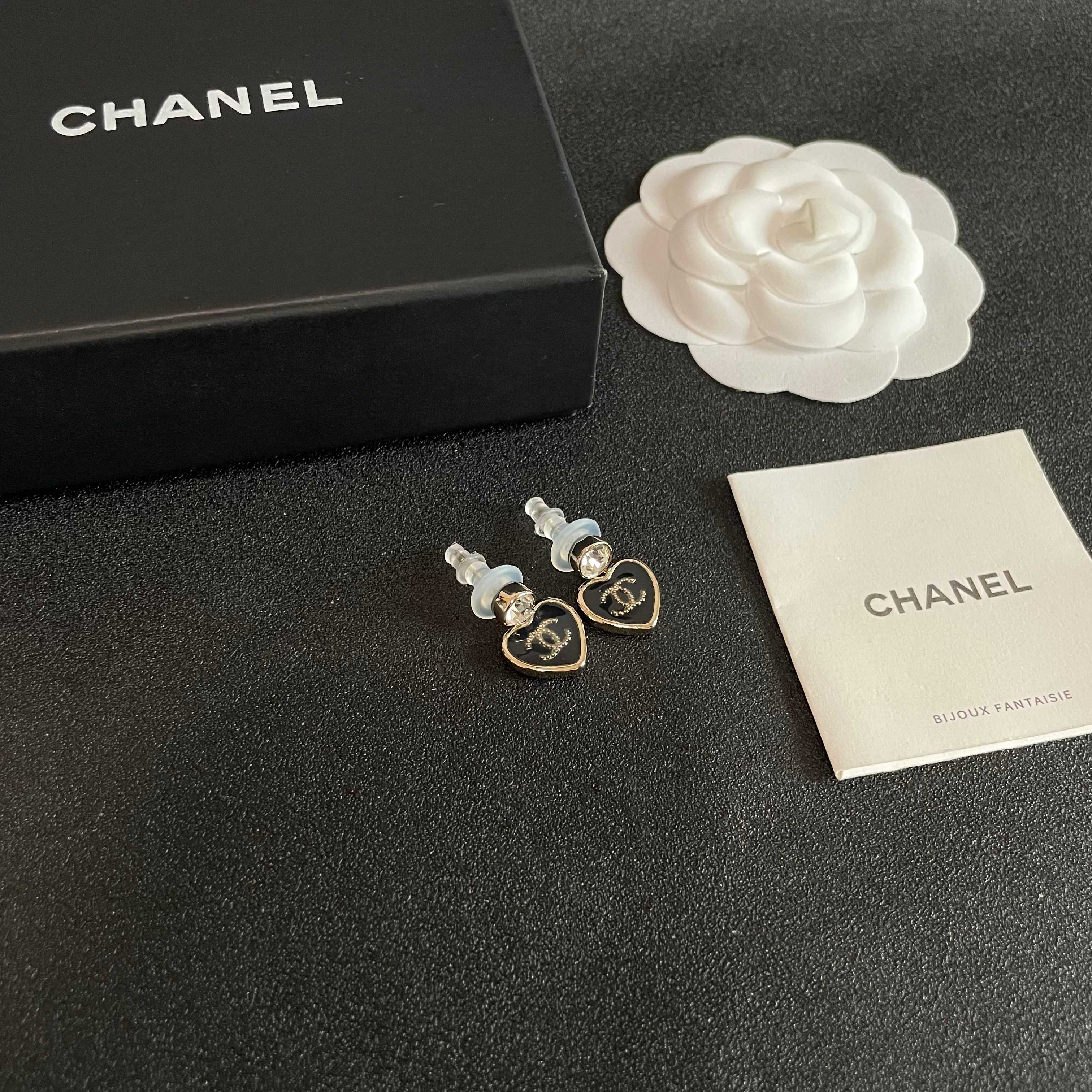 Chanel香奈儿 中古 耳钉👀小香家的款式真心无需多介绍😘🎶每一款都超好看，精致大方，非常显气质.
